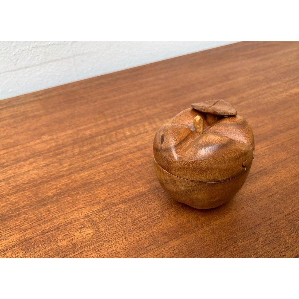 Boîte secrète en teck en forme de pomme, 1970 en vente 4