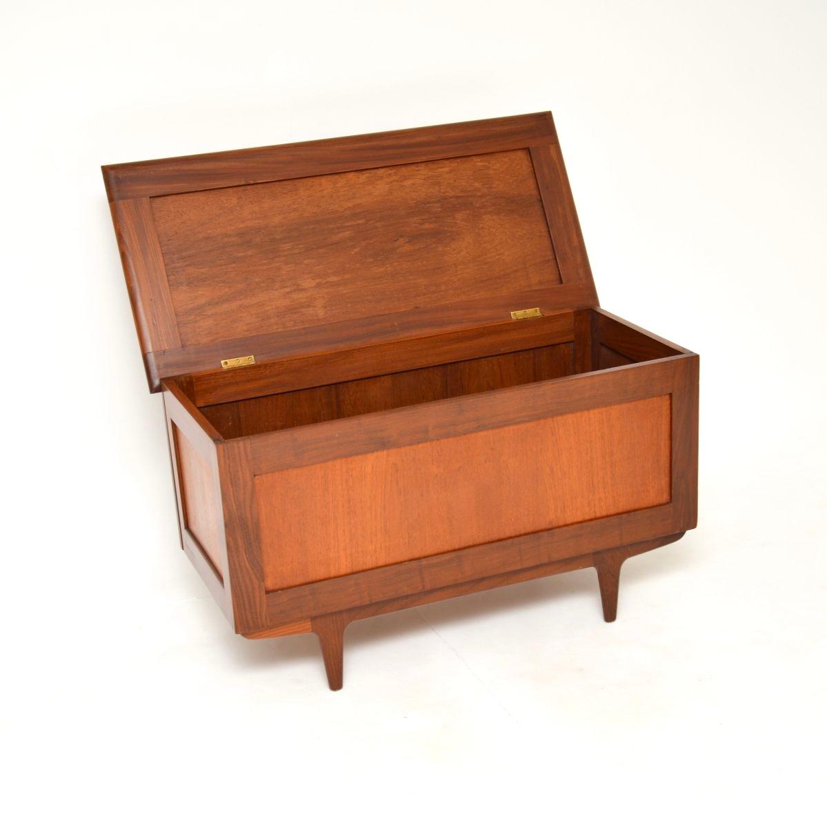 Eine stilvolle und sehr gut gemachte Vintage-Decken-Kommode aus Teakholz von Younger. Es wurde in England hergestellt und stammt aus den 1960er Jahren.

Die Qualität ist hervorragend, es ist schön gestaltet und seine nützlichen Artikel. Es gibt viel