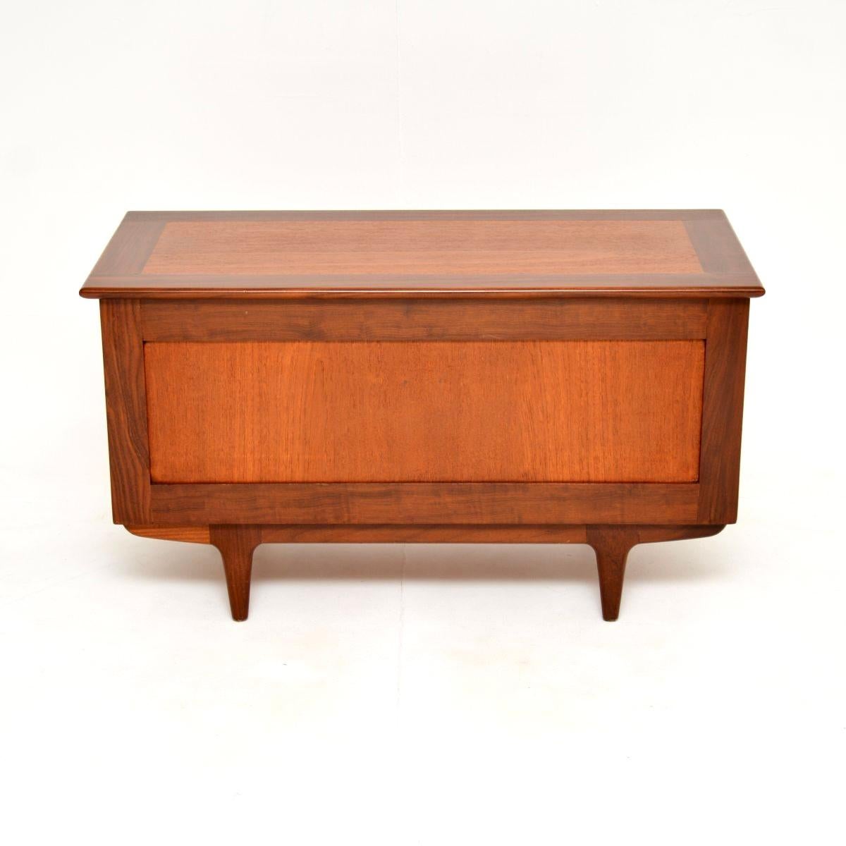 Vintage Teakdecken-Truhe von Younger (Moderne der Mitte des Jahrhunderts) im Angebot