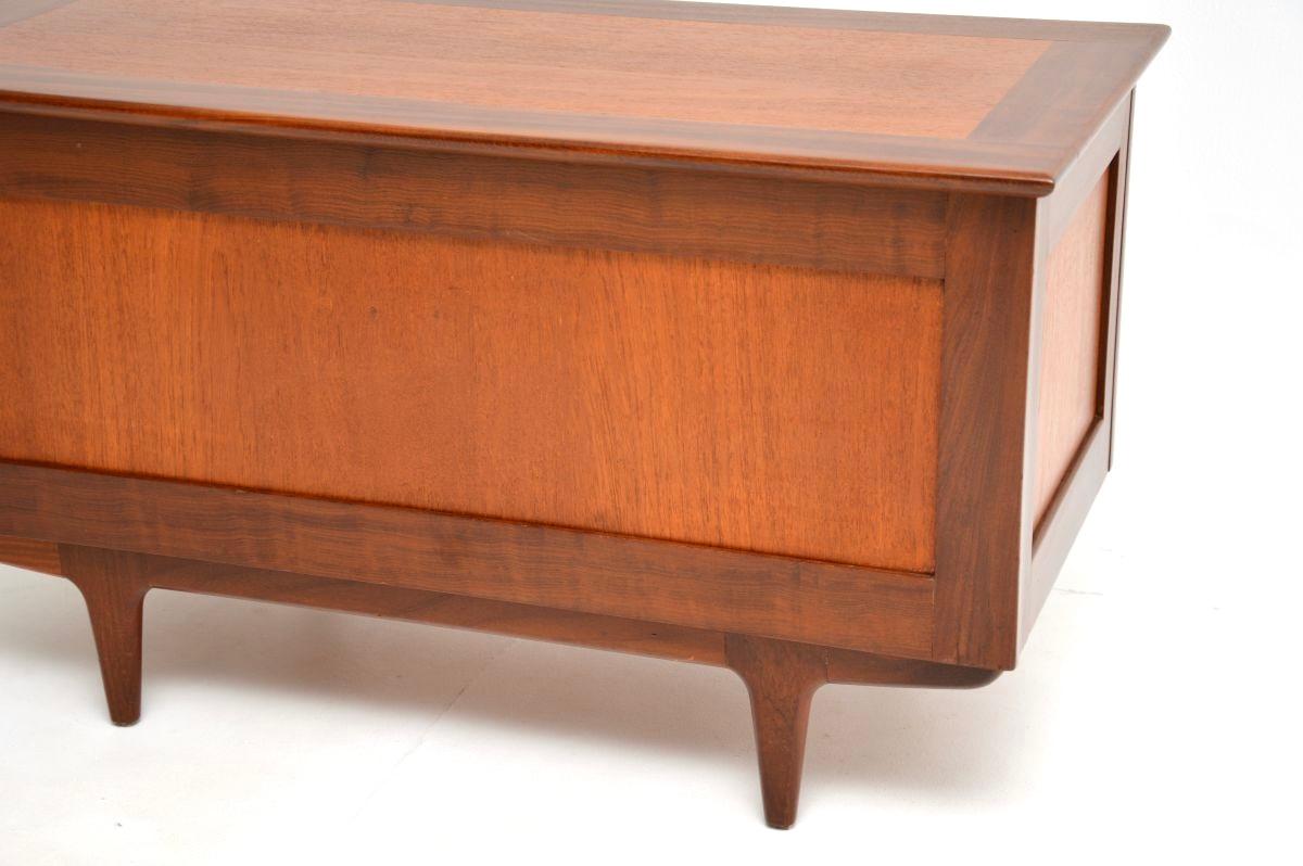 Vintage Teakdecken-Truhe von Younger im Angebot 1