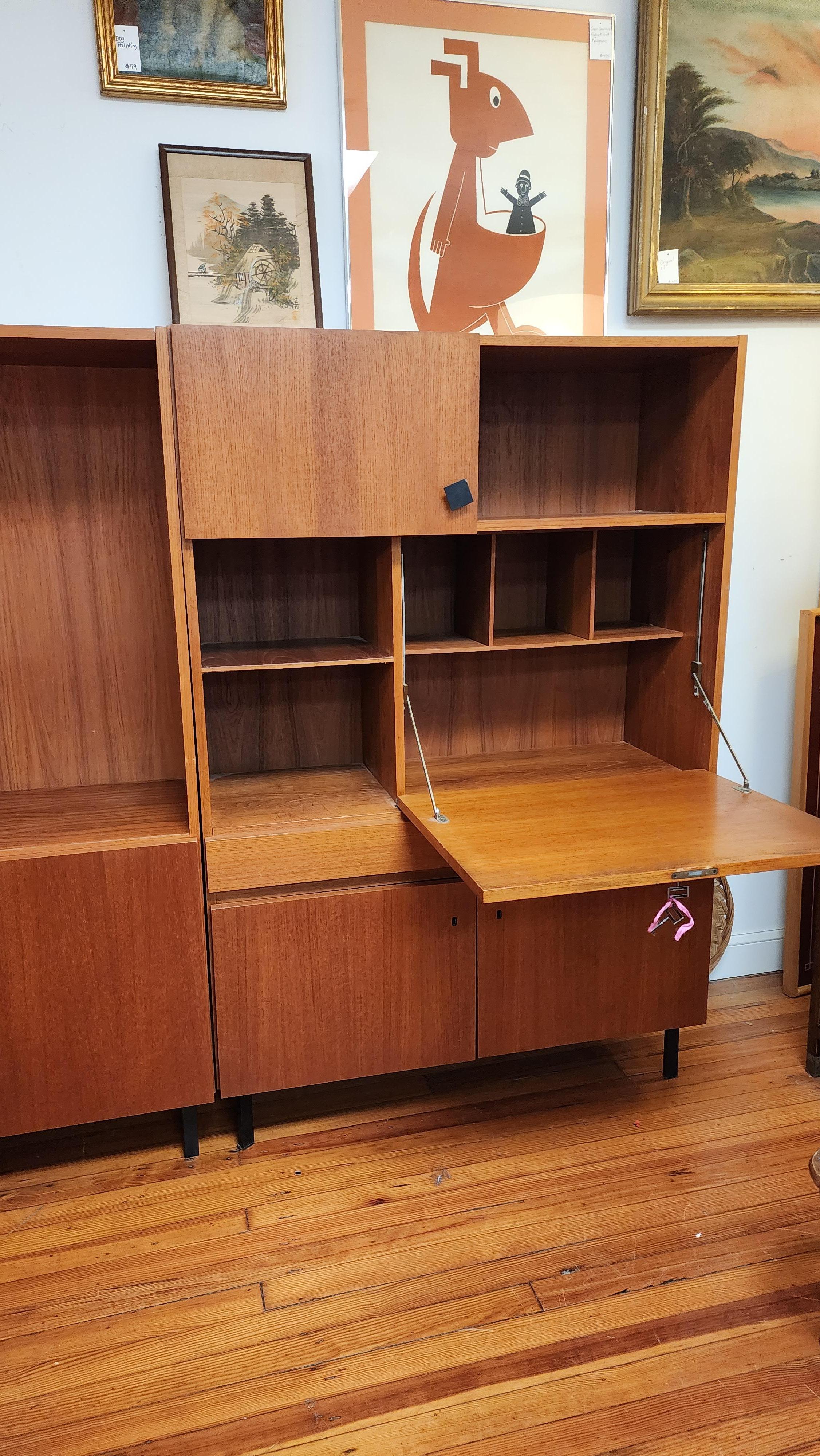 Vintage Teak Bokkcasevand Secretary Unit In Good Condition For Sale In Frederick, MD