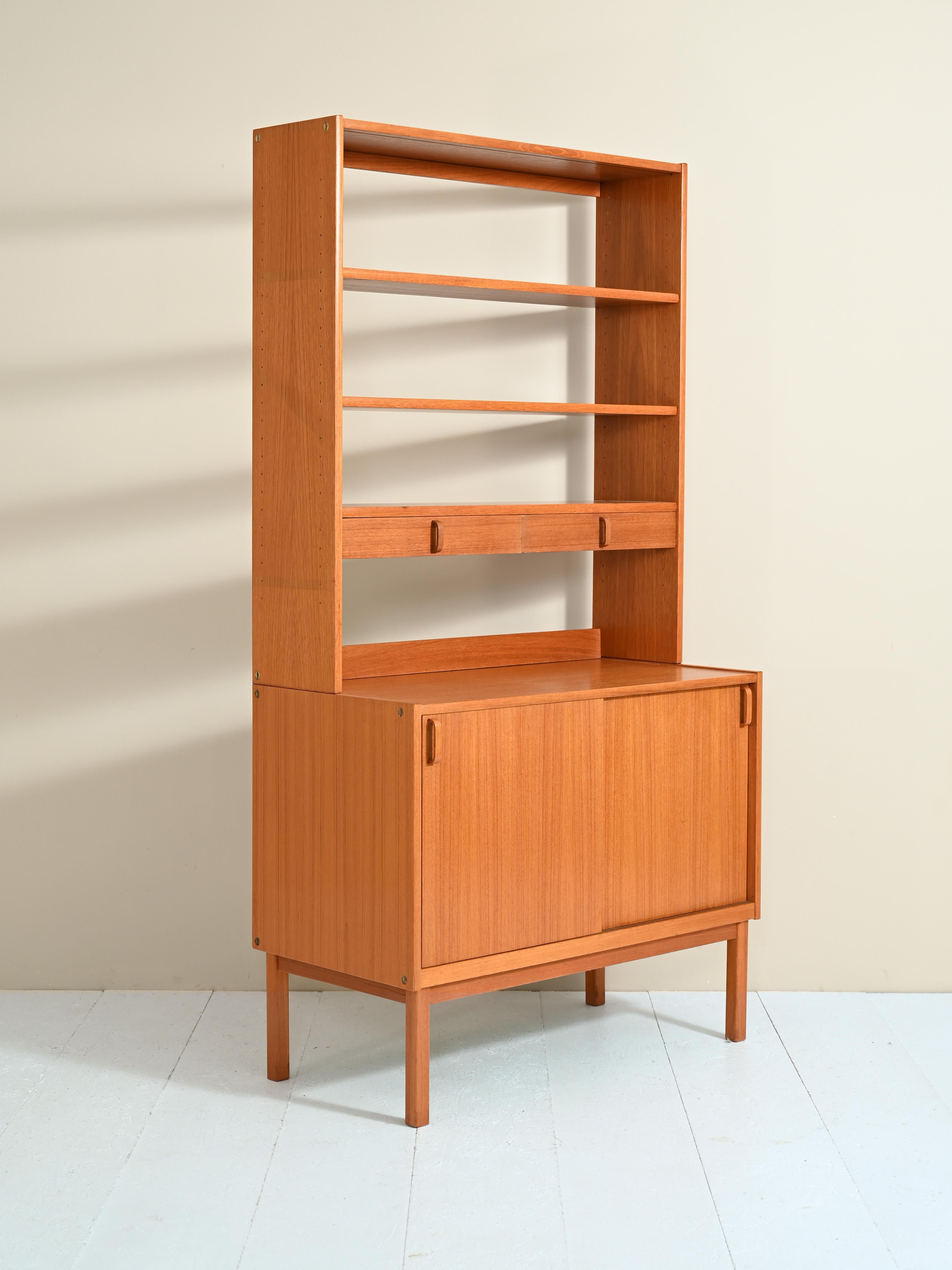 Vintage Teak Bookcase with Drawers In Good Condition In Brescia, IT