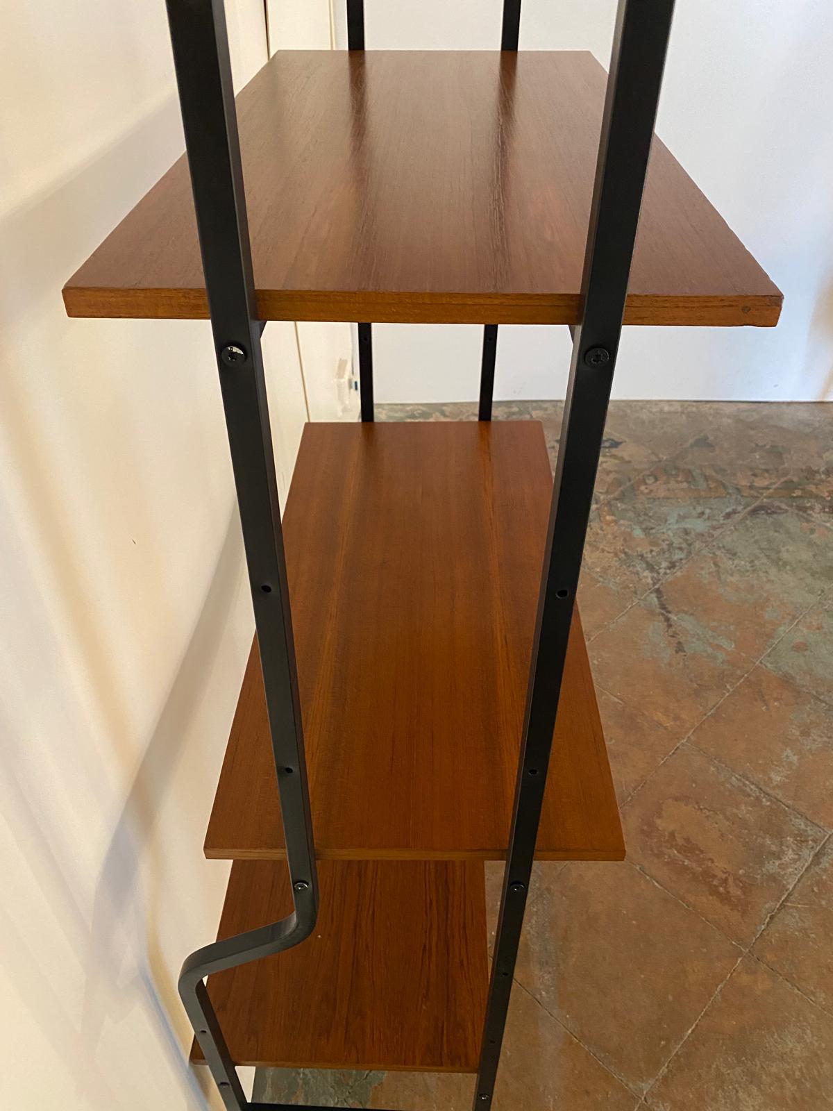 Estantería vintage de teca, Italia 1960 mediados del siglo XX en venta