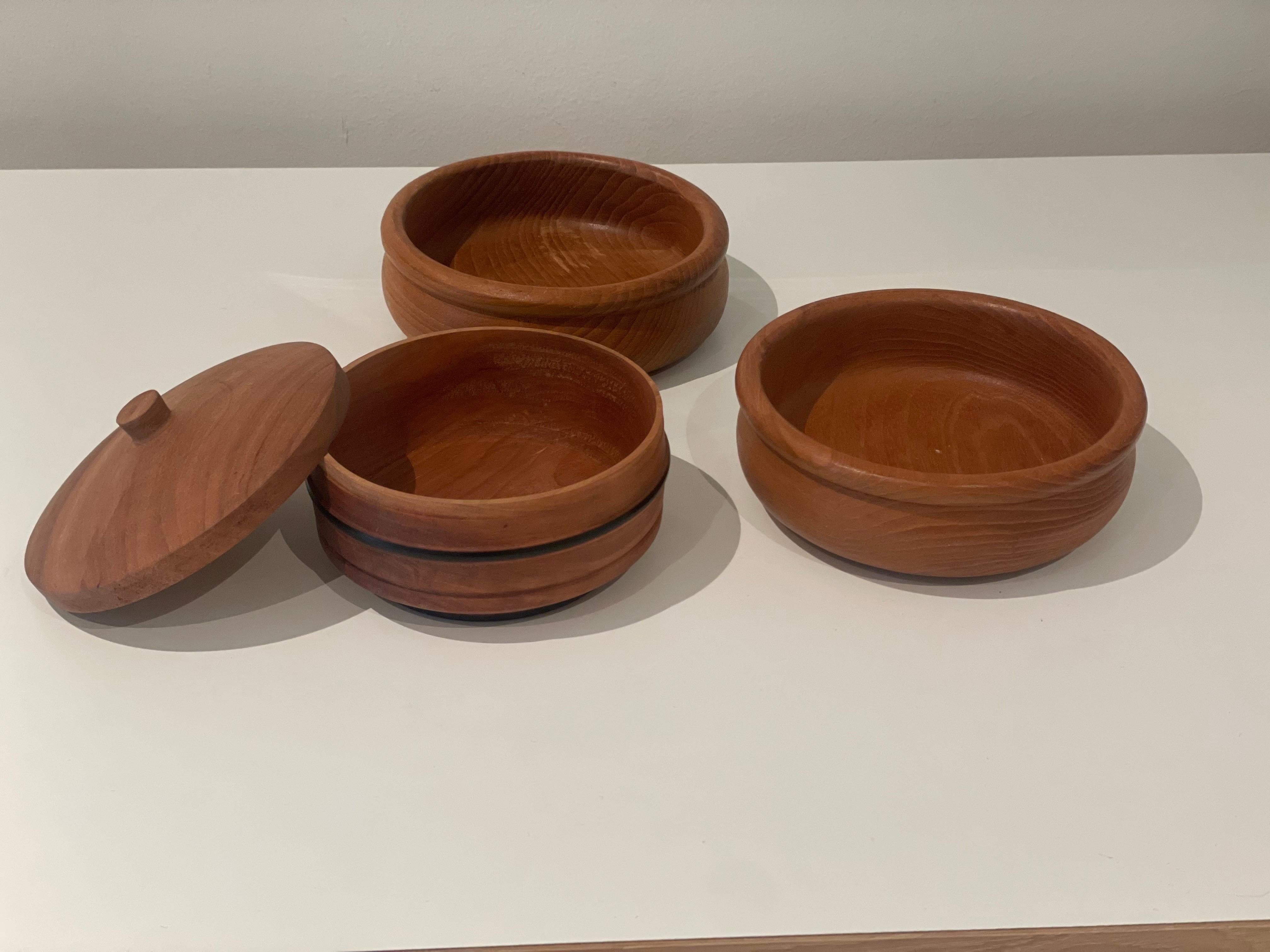 A set of four vintage teak bowls from the 60 - 70s.
Made in Norway.


1. Diameter 13 cm, Height 8 cm 
2. Diameter 15 cm, Height 5 cm
3. Diameter 15 cm, Height 5 cm
4: Diameter 20 cm, Height 5 cm