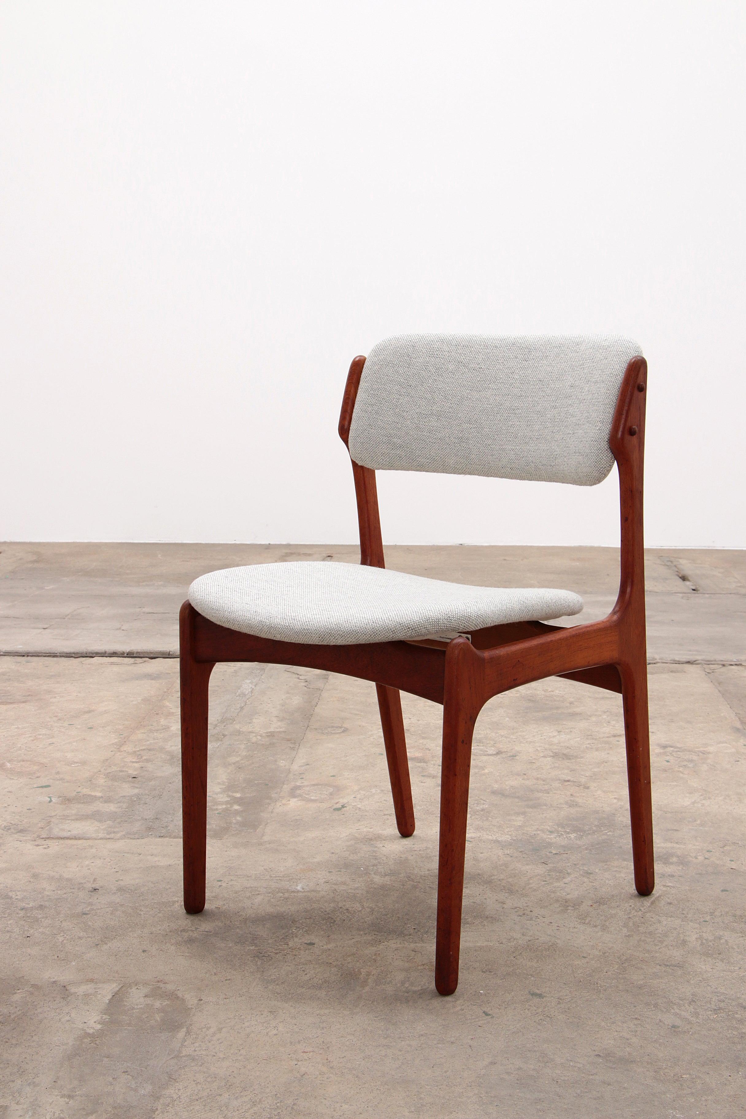 Vintage Teak Chairs Erik Buch Model 49 - Set of 2


Discover the timeless elegance of the Vintage Teak Danish Design Chairs, produced by O.D. Møbler and designed by the renowned Erik Buch in the 1960s. This set of two Model 49 chairs embodies the