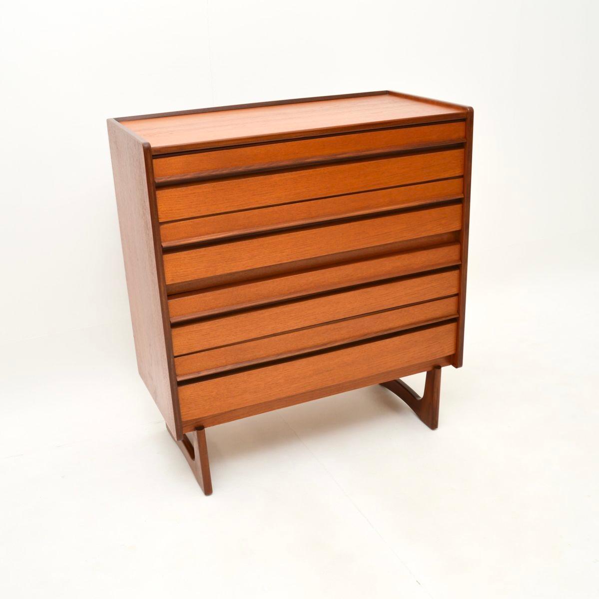 Un'eccezionale cassettiera vintage in teak di William Lawrence of Nottingham. Questo modello è stato prodotto in Inghilterra e risale agli anni '1960.

È di qualità magnifica, costruita interamente in teak massiccio e impiallacciato. Le dimensioni