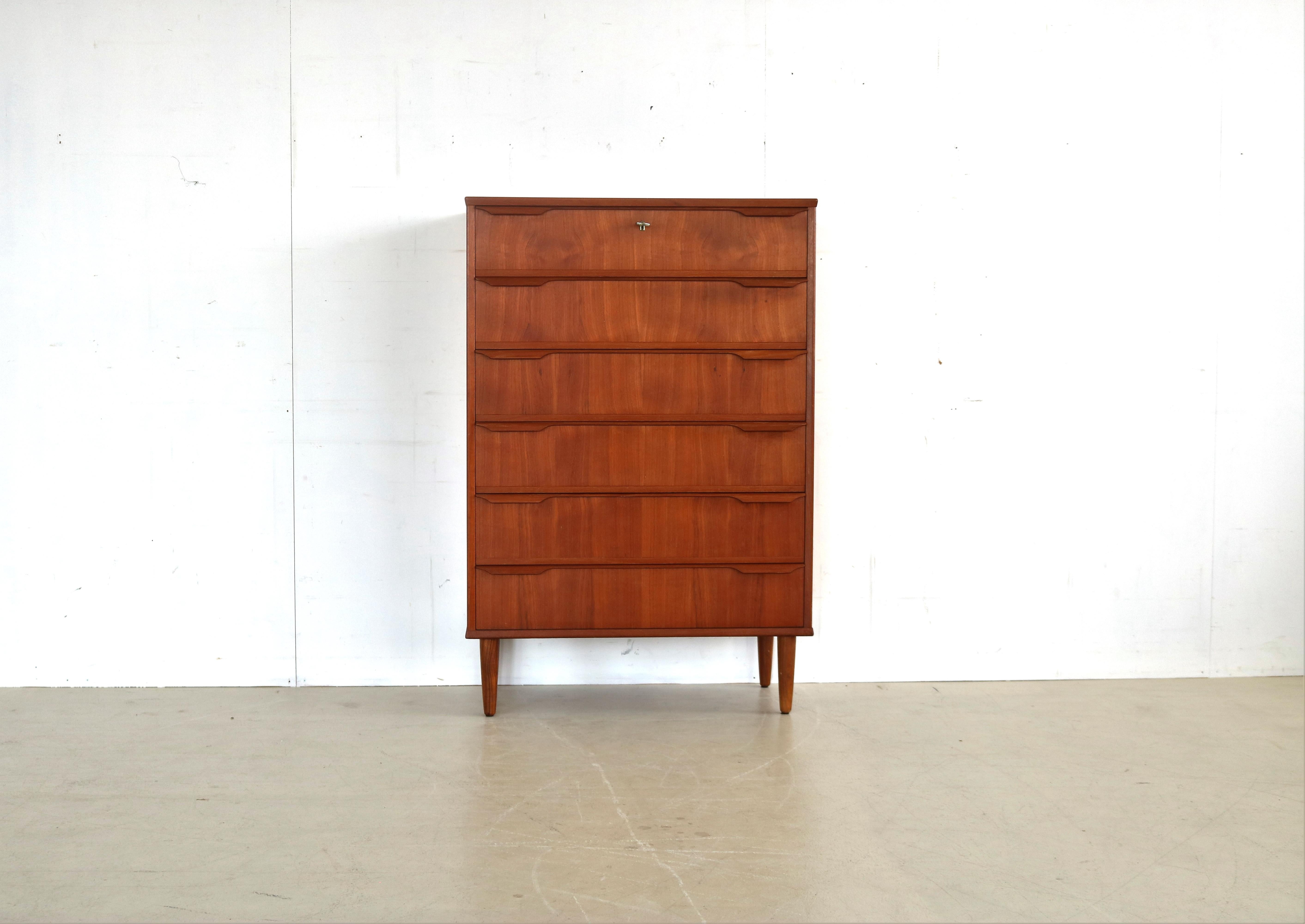 Vintage teak chest of drawers cabinet 60s Danish

design period 60's
designs unknown danish furniture Denmark
conditions good light signs of use
size 122 x 81.5 x 44 (HxWxD)

details teak;

article number 1610.