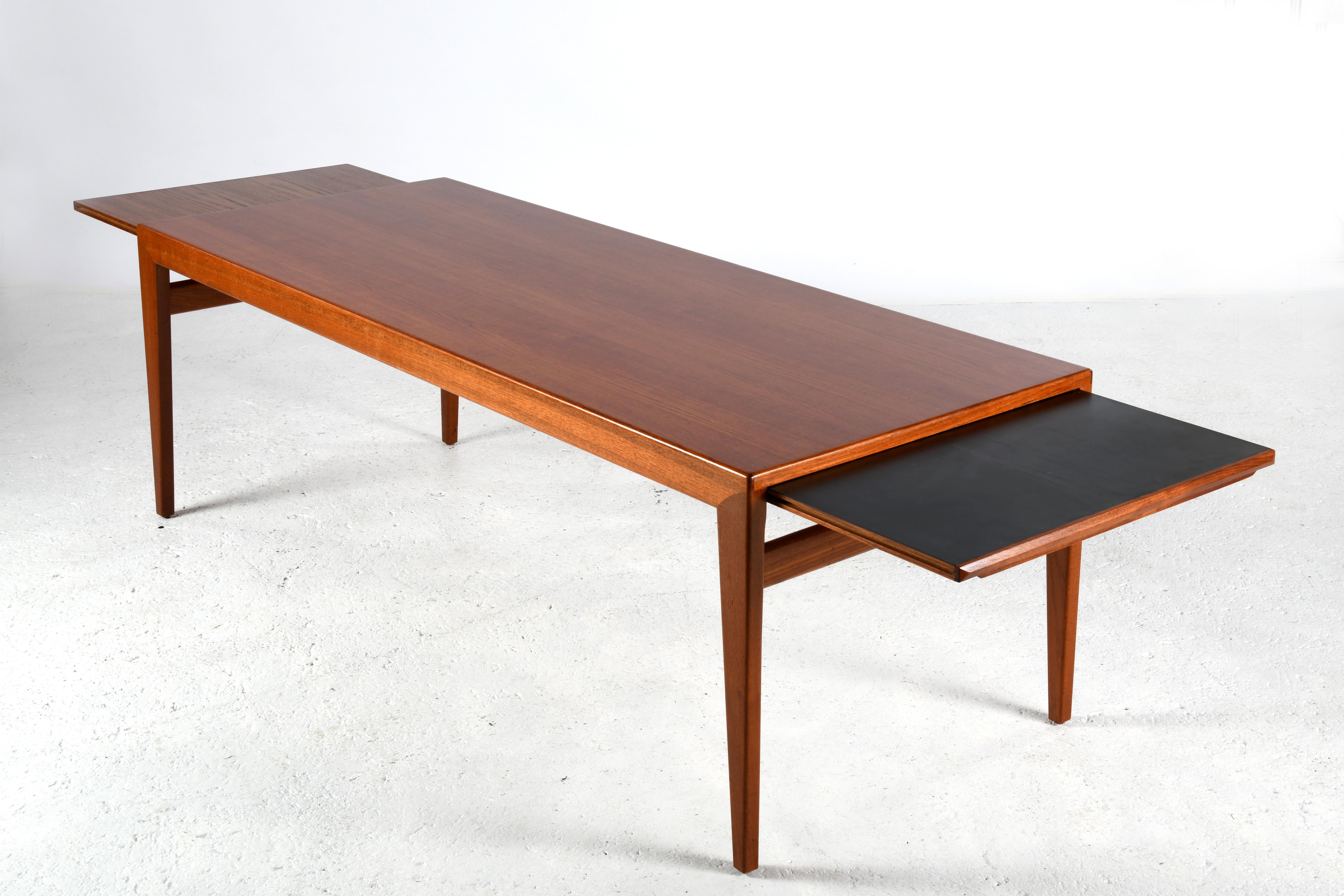 Mid-Century Modern Vintage teak coffee table by Johannes Andersen with two extendible shelves