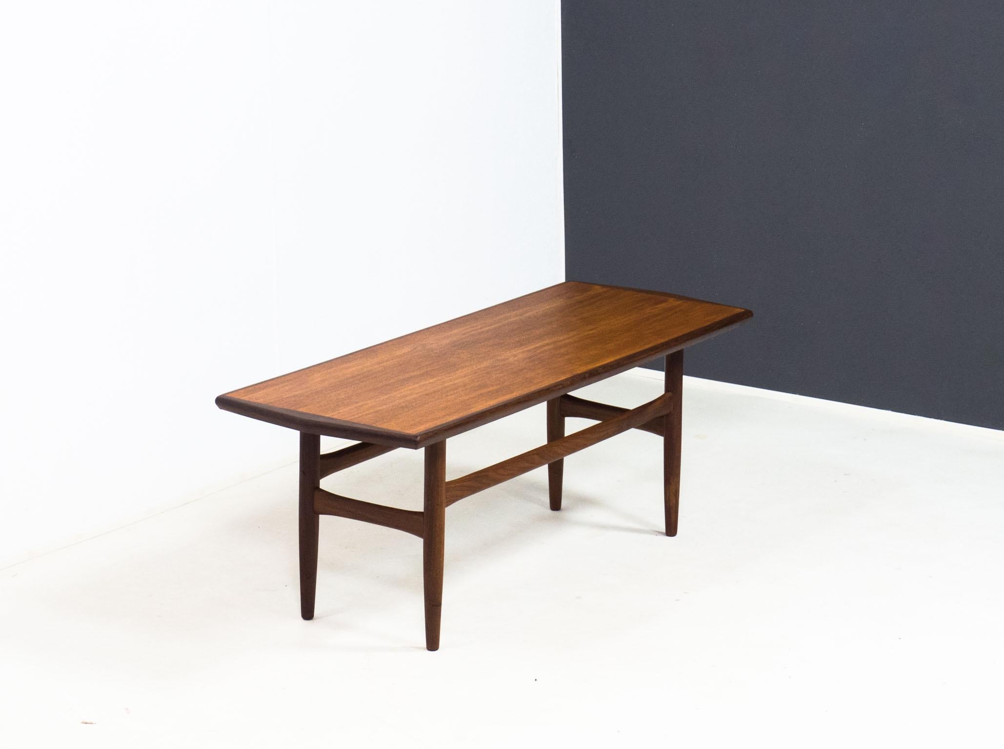 Table basse vintage des années 1960, probablement produite aux Pays-Bas.

Cette table a un plateau plaqué de teck, des bords et un cadre en afrormosia massif ou 