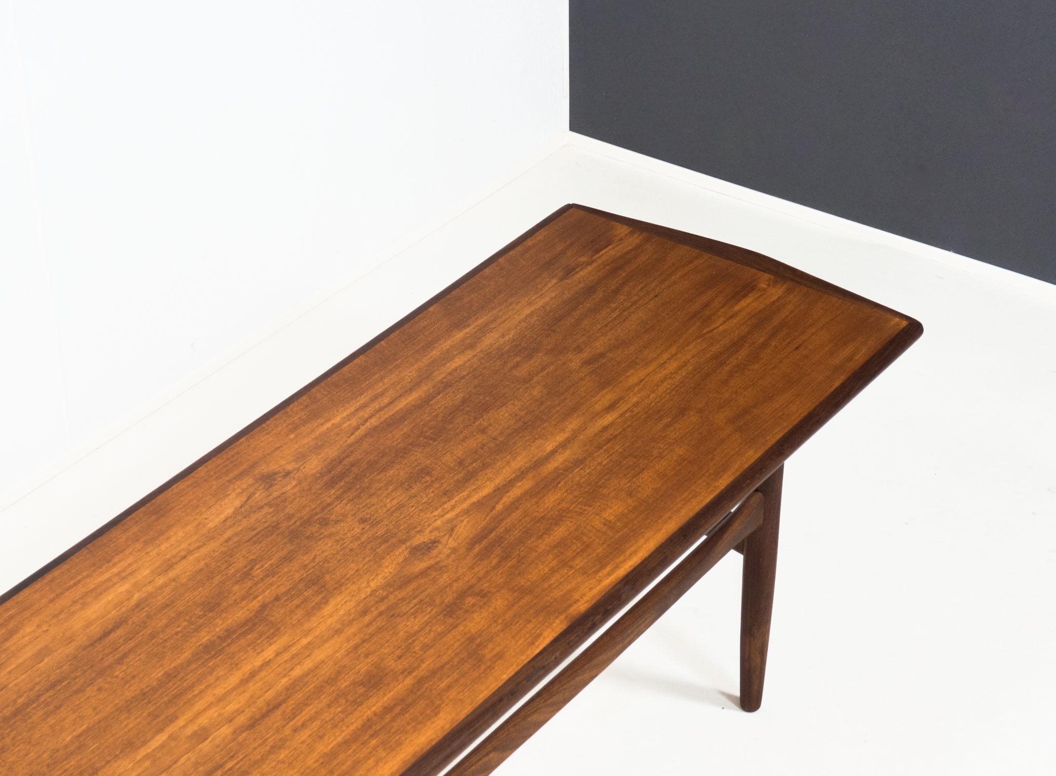 Mid-Century Modern Vieille table basse en teck en vente