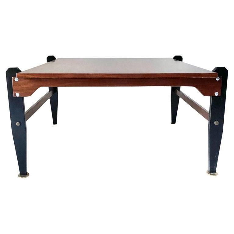 Skandinavischer Couchtisch aus Teakholz und Eisen mit Messingfüßen, 1950er Jahre

Ein wunderschön gearbeiteter skandinavischer Couchtisch aus den 1950er Jahren, der die Eleganz und funktionale Schlichtheit des Mid-Century Modern Designs