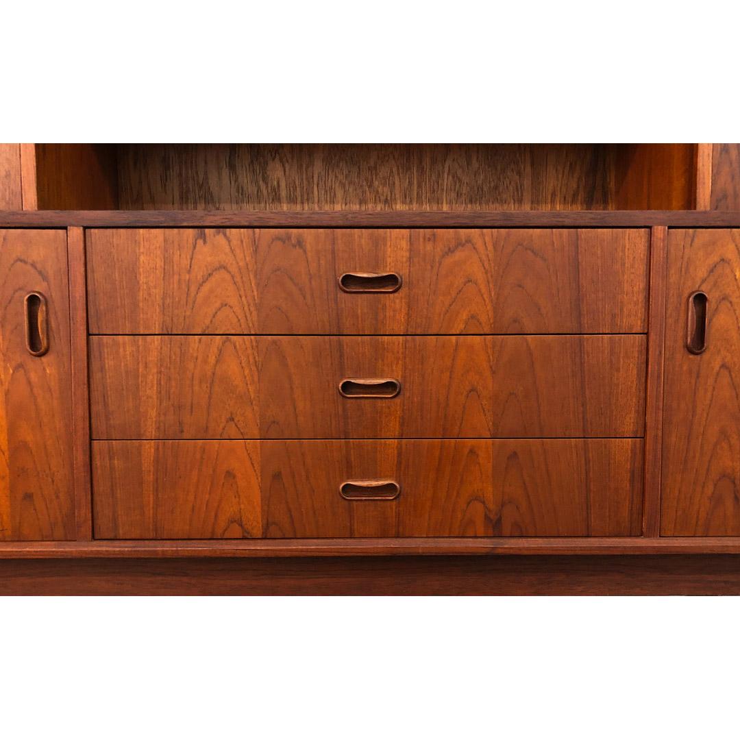 Vintage Teak Credenza with Locking Cabinets and Bar Section In Good Condition In Toronto, ON