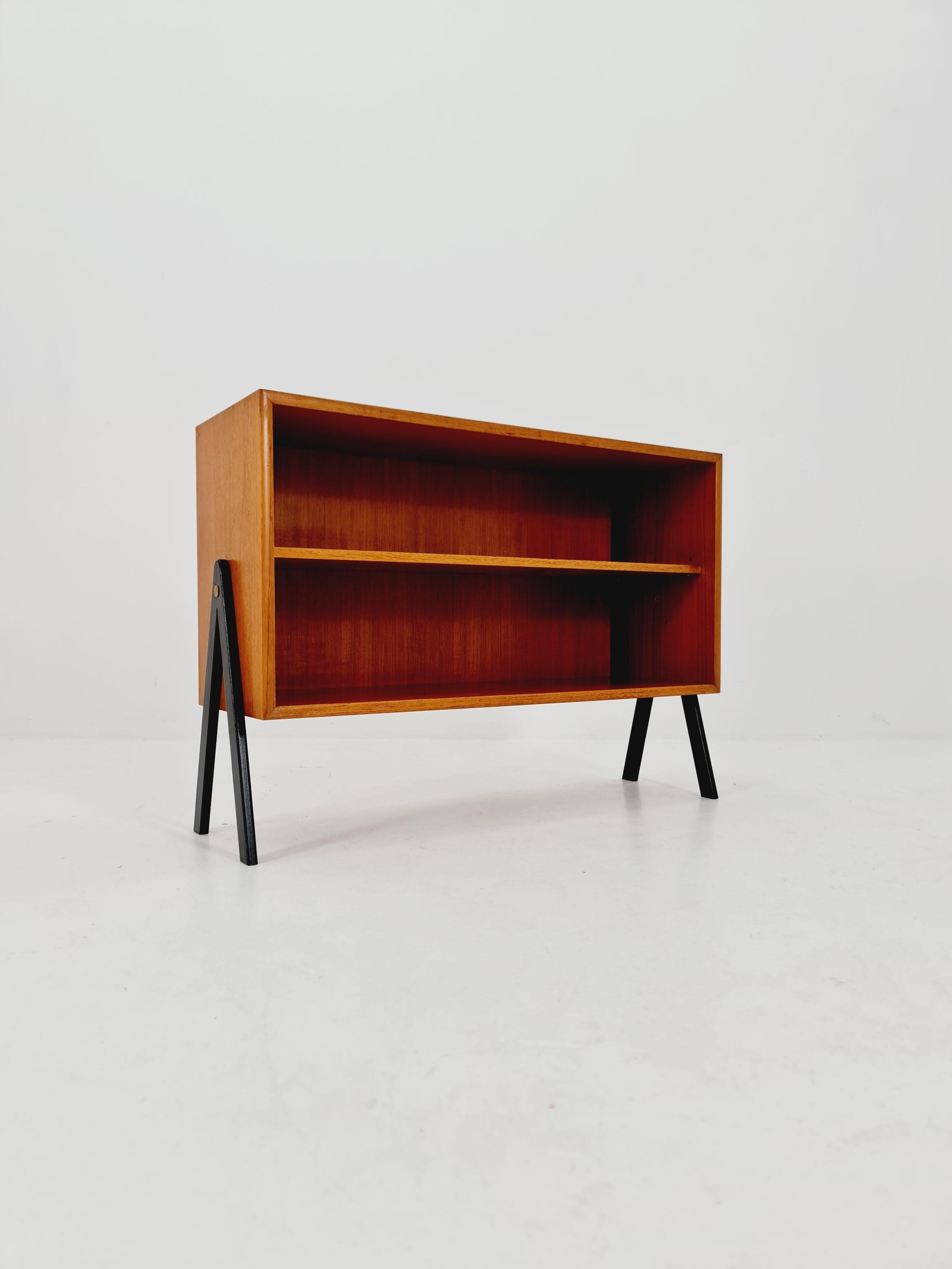 Dänischer Bücherschrank aus Teakholz, 1960er Jahre

Design-Jahr: 1960s 

Hergestellt in Dänemark

Abmessungen: 

33 T x 100  W x 73  H cm

Es ist in einem guten Vintage-Zustand, aber wie bei allen Vintage-Artikeln sollten einige kleinere