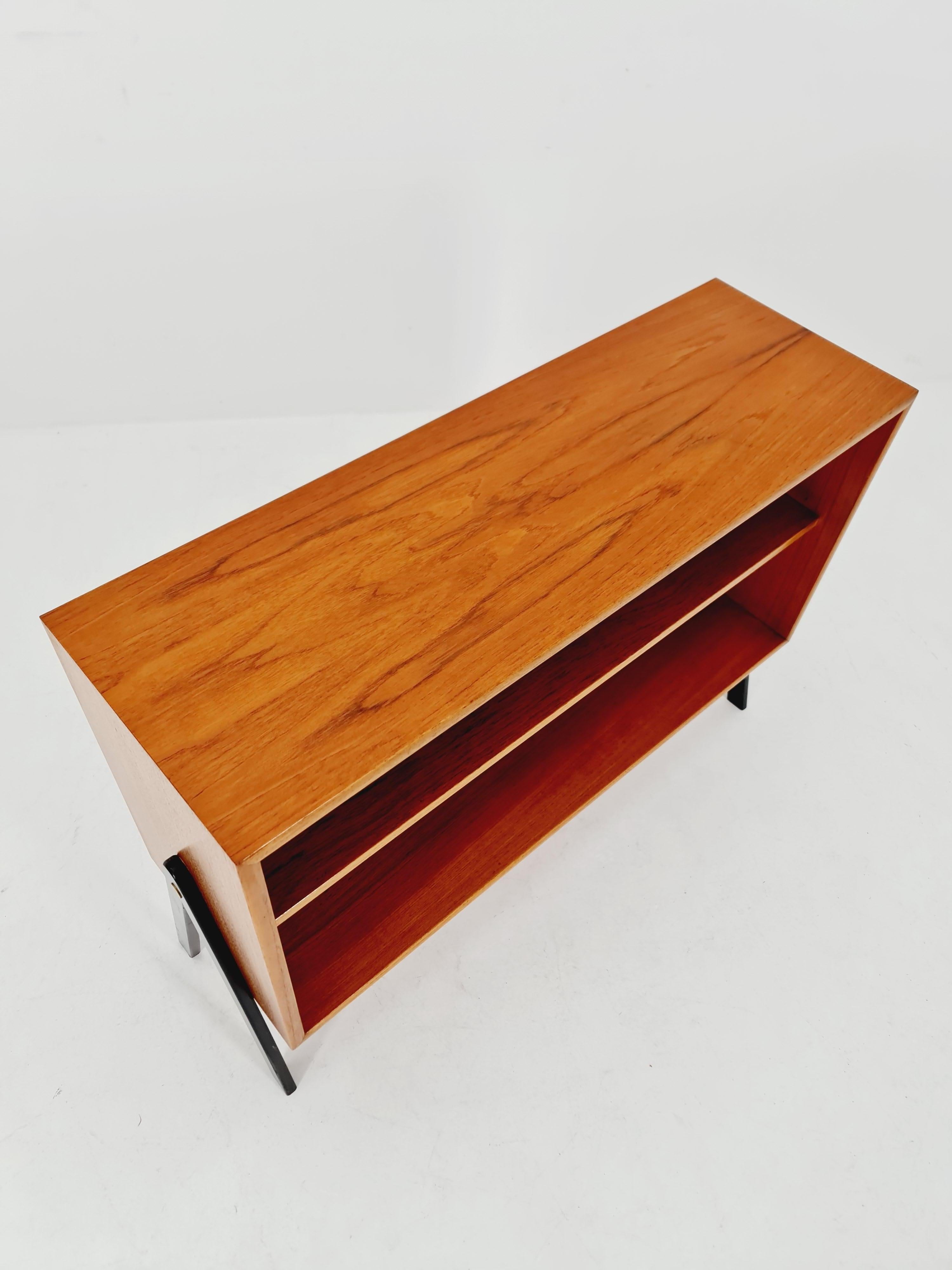 Dänischer Bücherschrank aus Teakholz, 1960er Jahre (Moderne der Mitte des Jahrhunderts) im Angebot