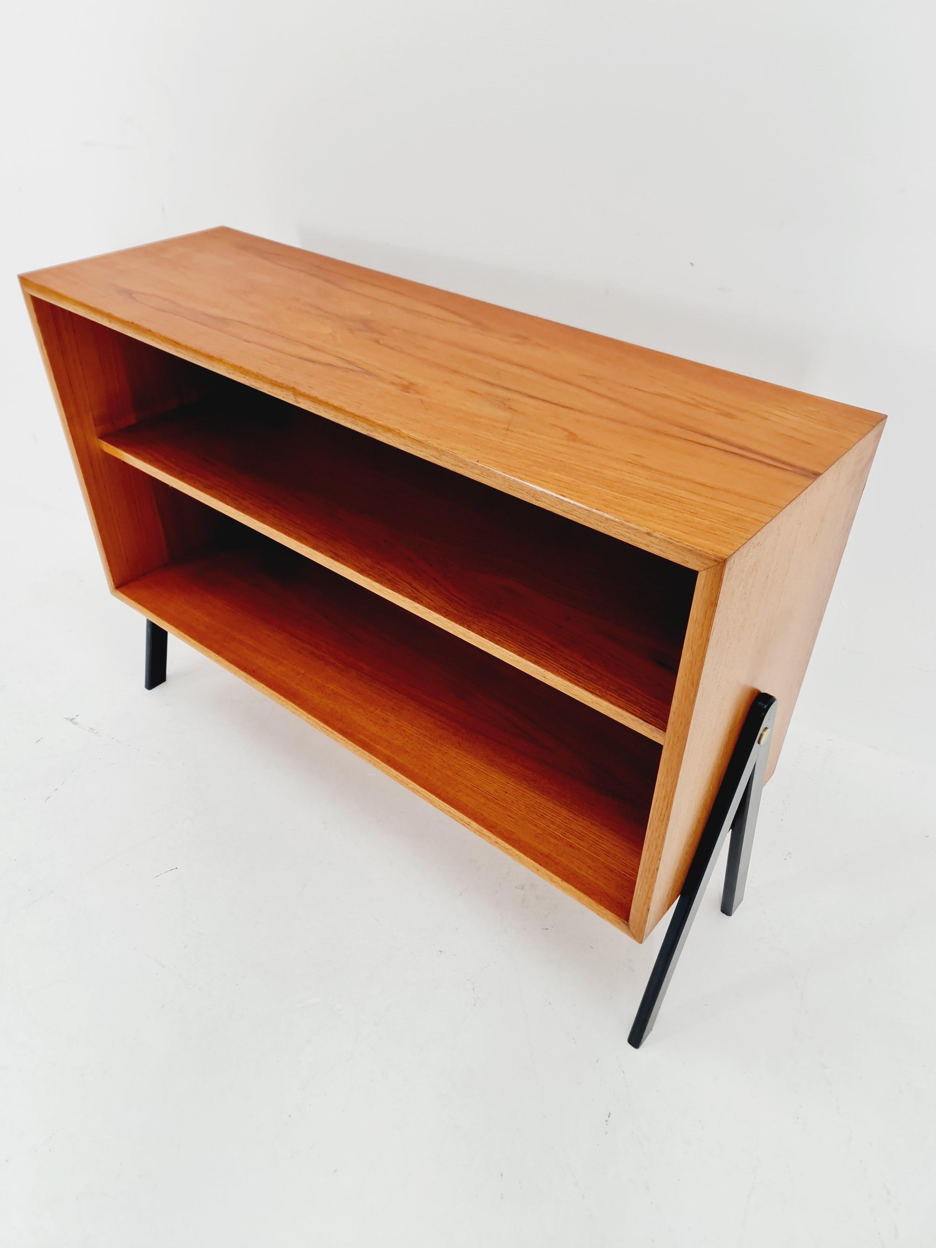 Dänischer Bücherschrank aus Teakholz, 1960er Jahre (Mitte des 20. Jahrhunderts) im Angebot