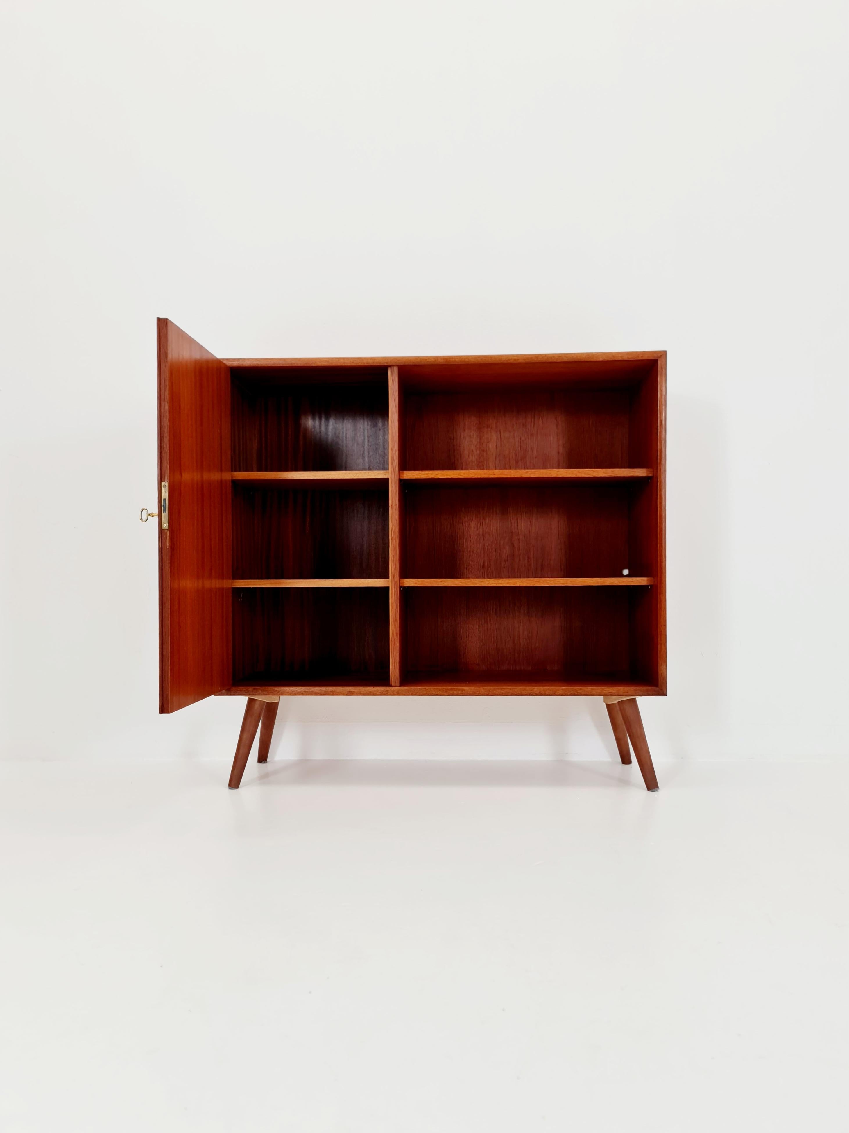 Mueble danés vintage de teca para libros, años 60

Año del diseño: 1960s 

Fabricado en Dinamarca

Dimensiones: 

33 P x 100 A x 96  H cm

Está en buenas condiciones vintage, sin embargo, como con todos los artículos vintage algunas marcas de