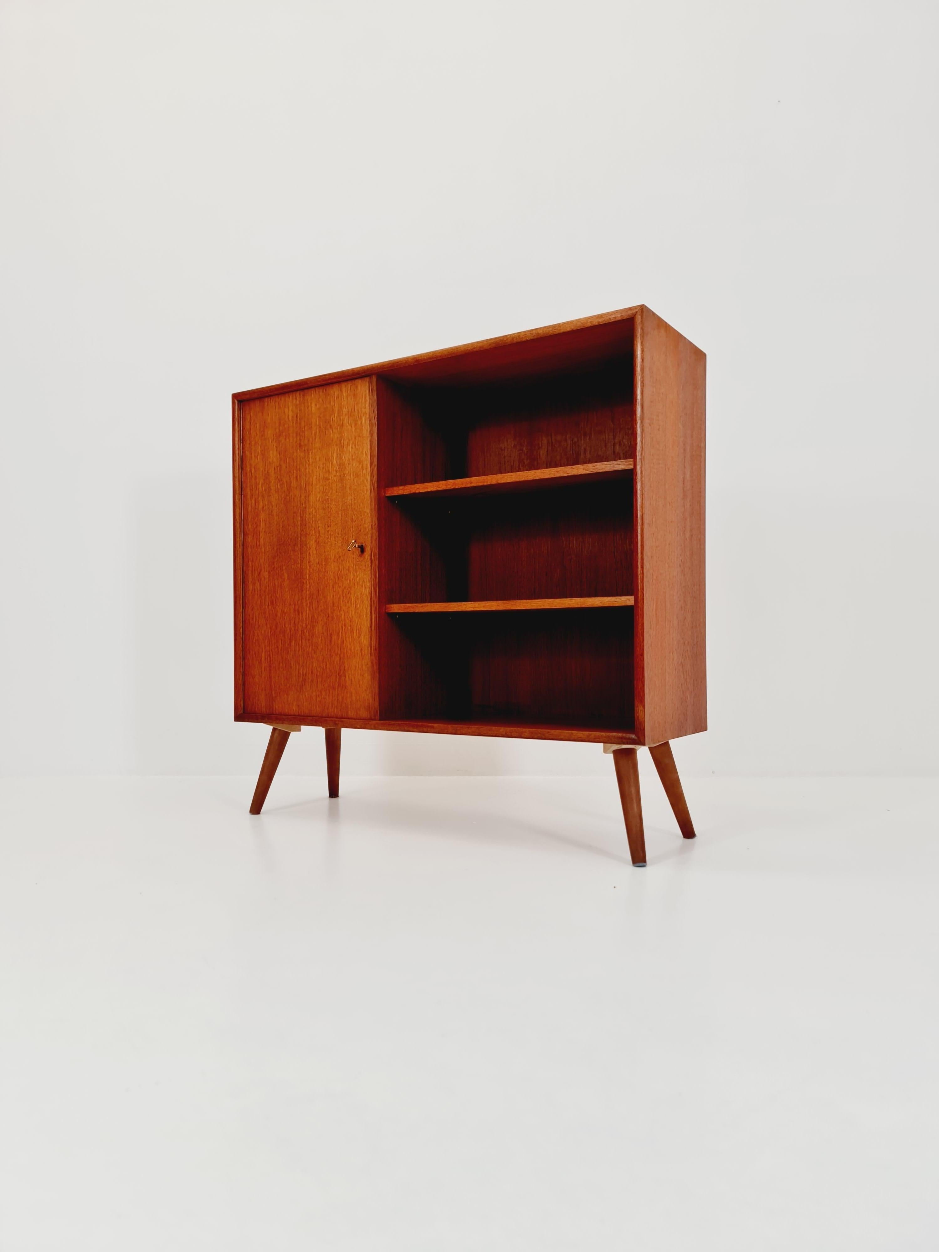Vitrina danesa vintage de teca By WK Möbel  1960s Moderno de mediados de siglo en venta