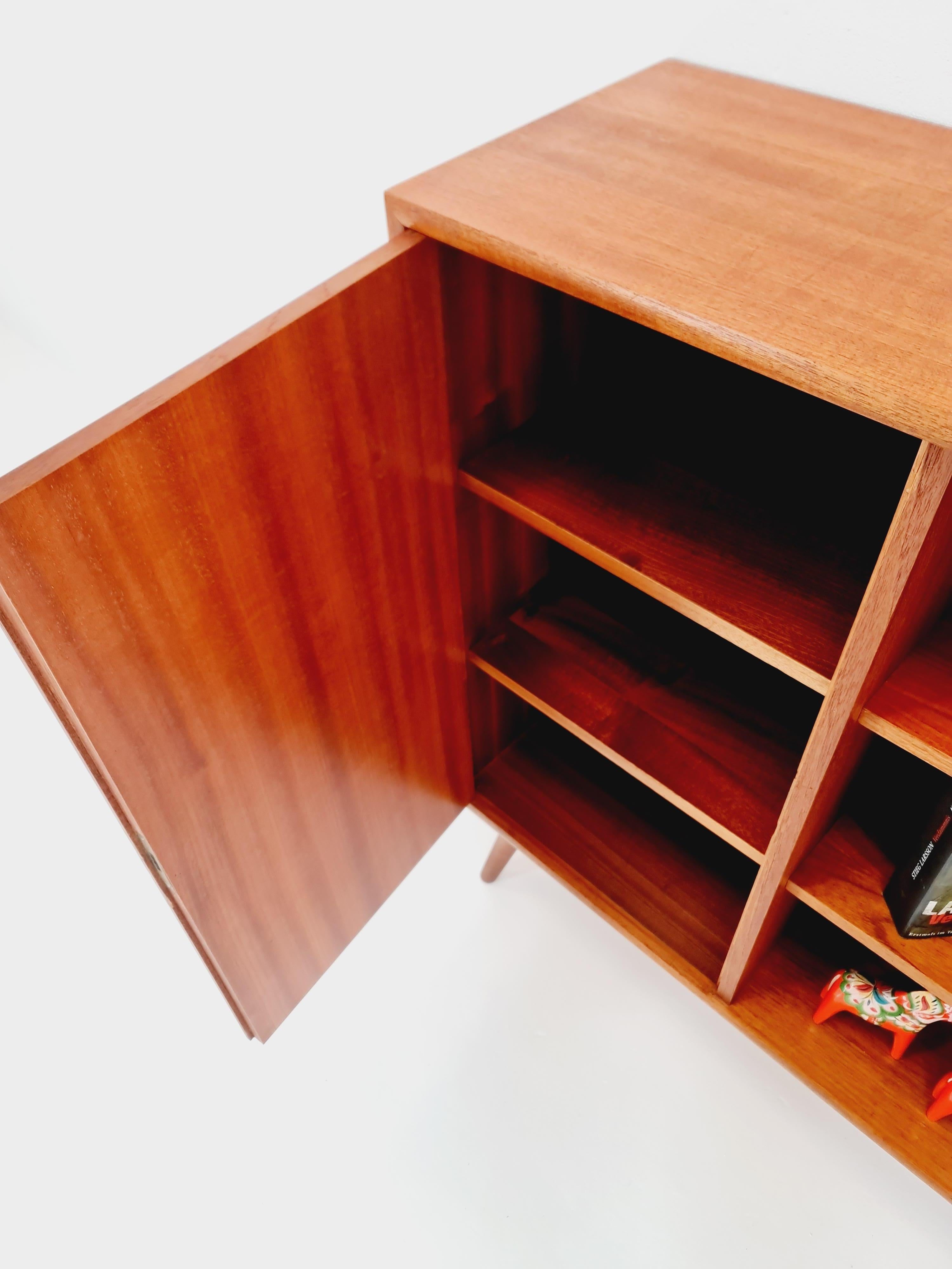 Vitrina danesa vintage de teca By WK Möbel  1960s Teca en venta