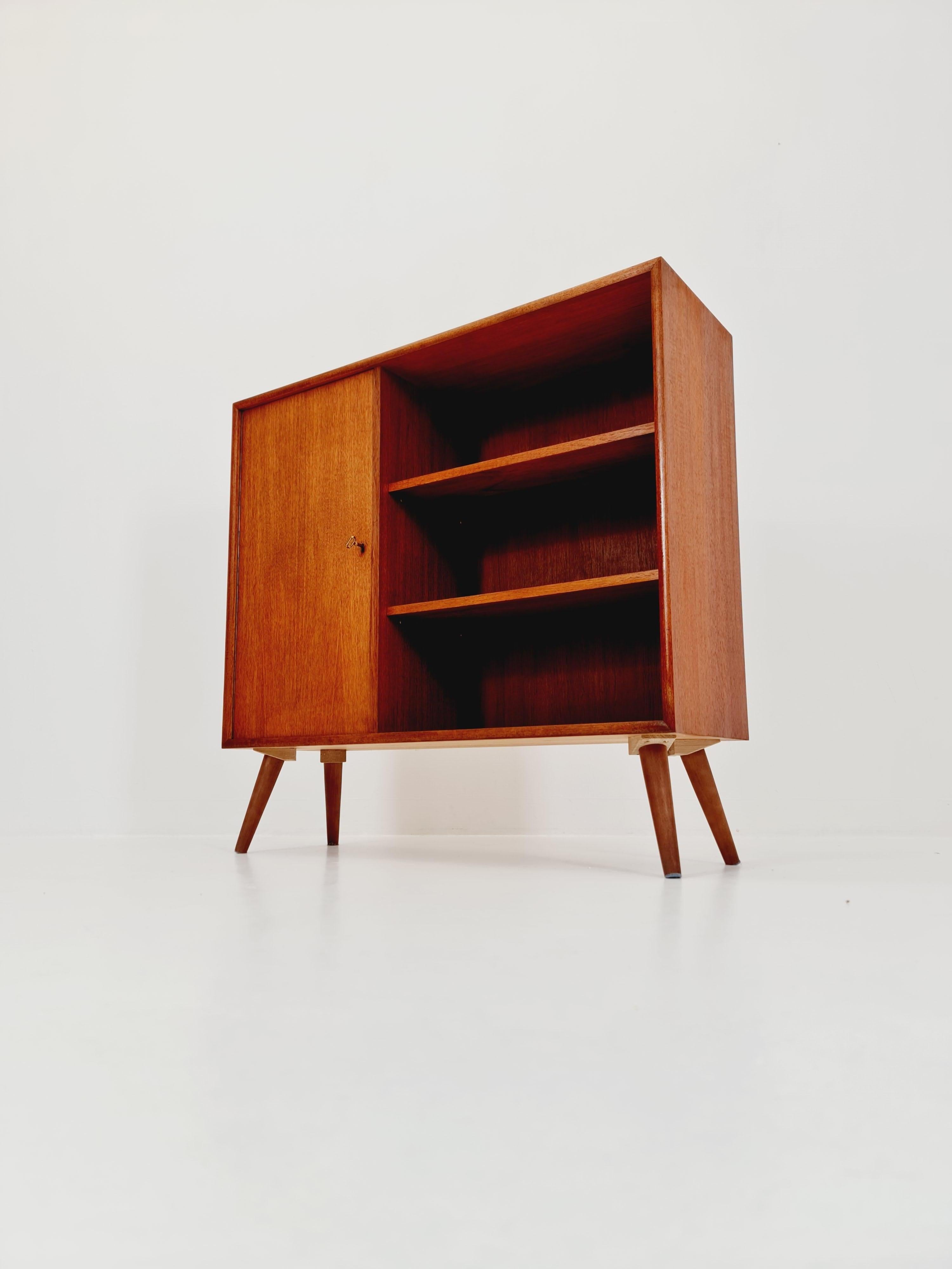 Vitrina danesa vintage de teca By WK Möbel  1960s en venta 2