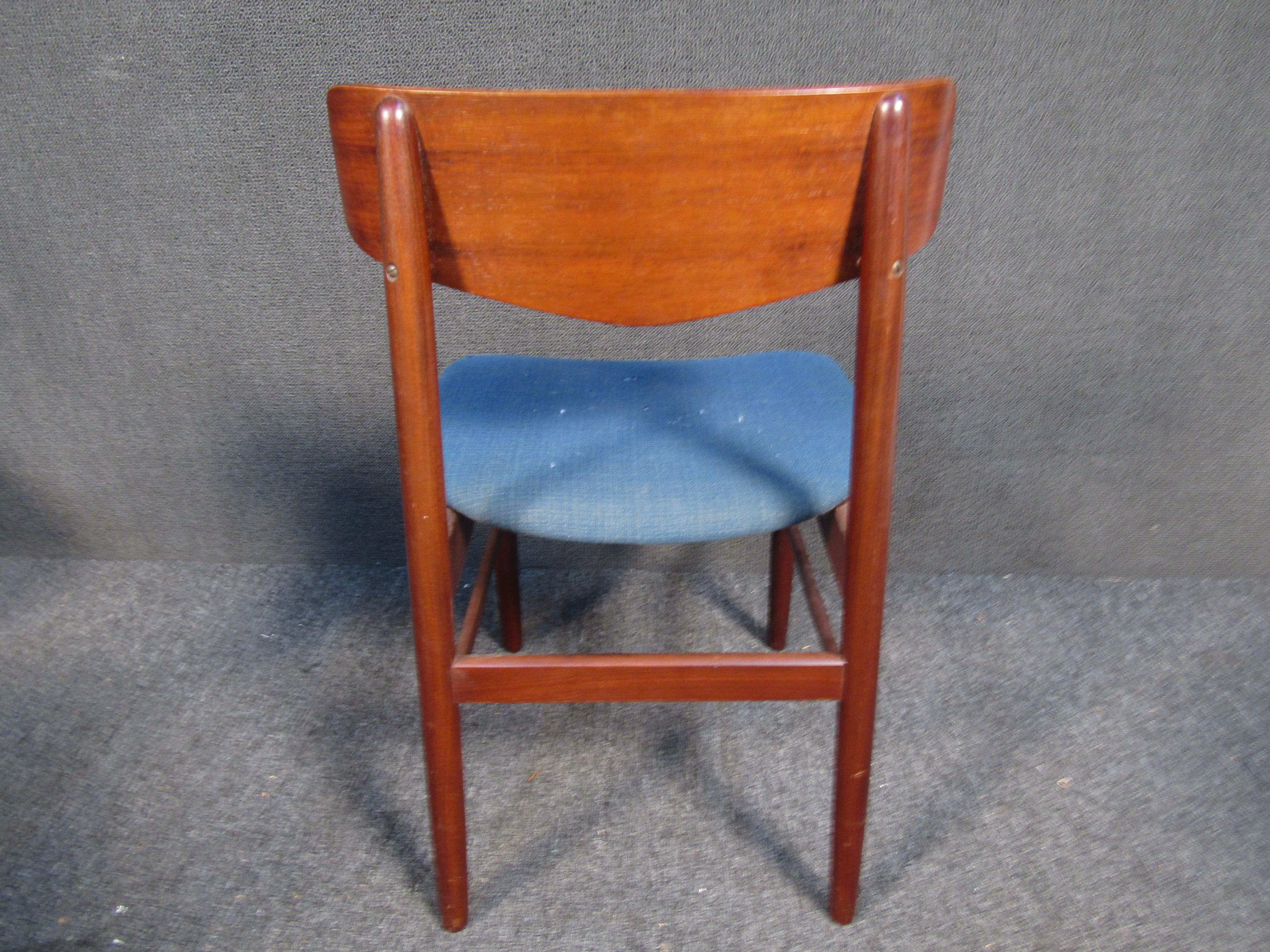 Vintage Teak Danish Dining Chairs In Good Condition For Sale In Brooklyn, NY