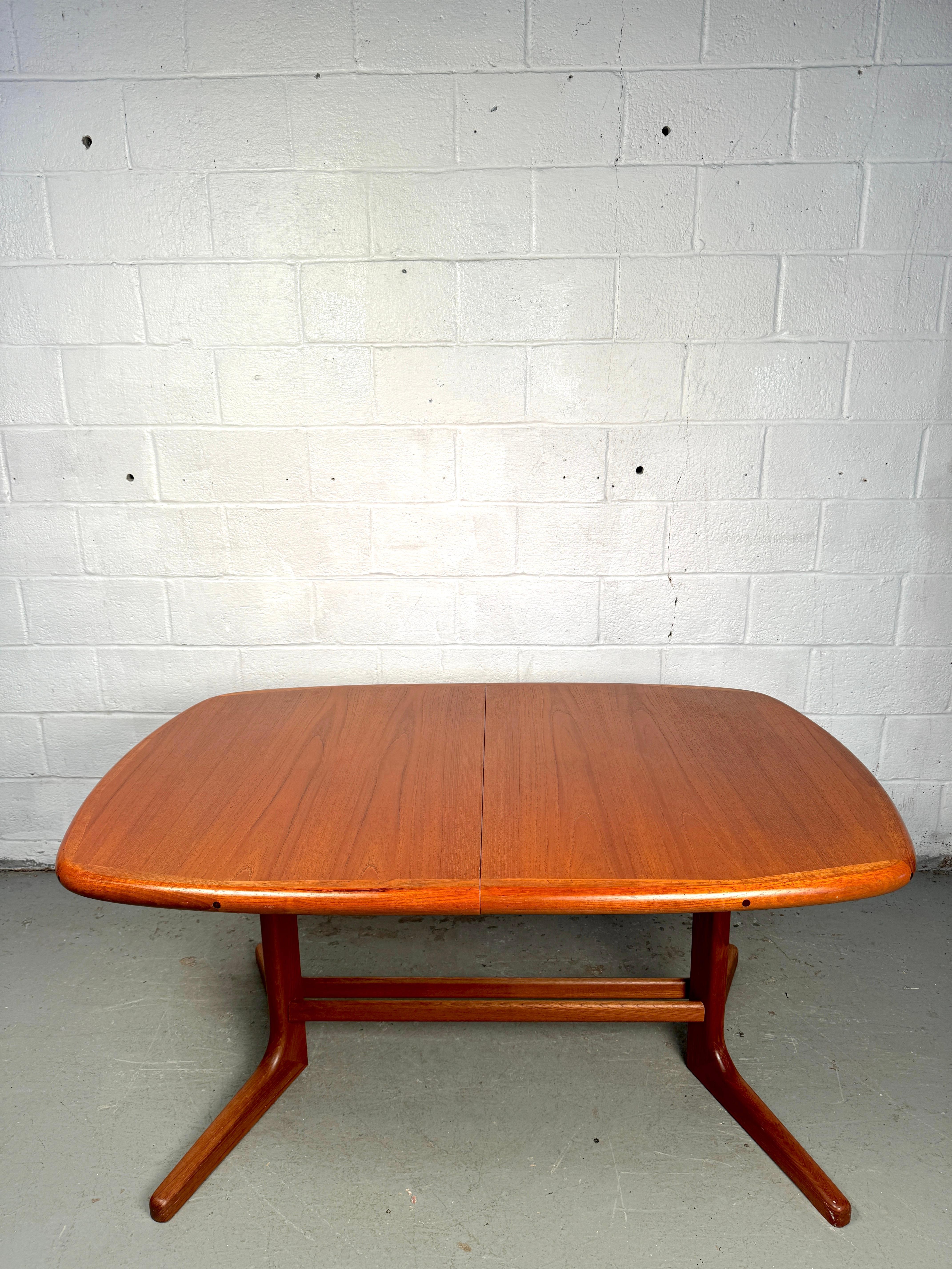 Élégante, polyvalente et magnifiquement fabriquée, cette table à feuilles en teck danoise vintage est un exemple typique du design scandinave du milieu du siècle. Avec ses lignes épurées et son grain de bois riche, il allie une forme élégante à une