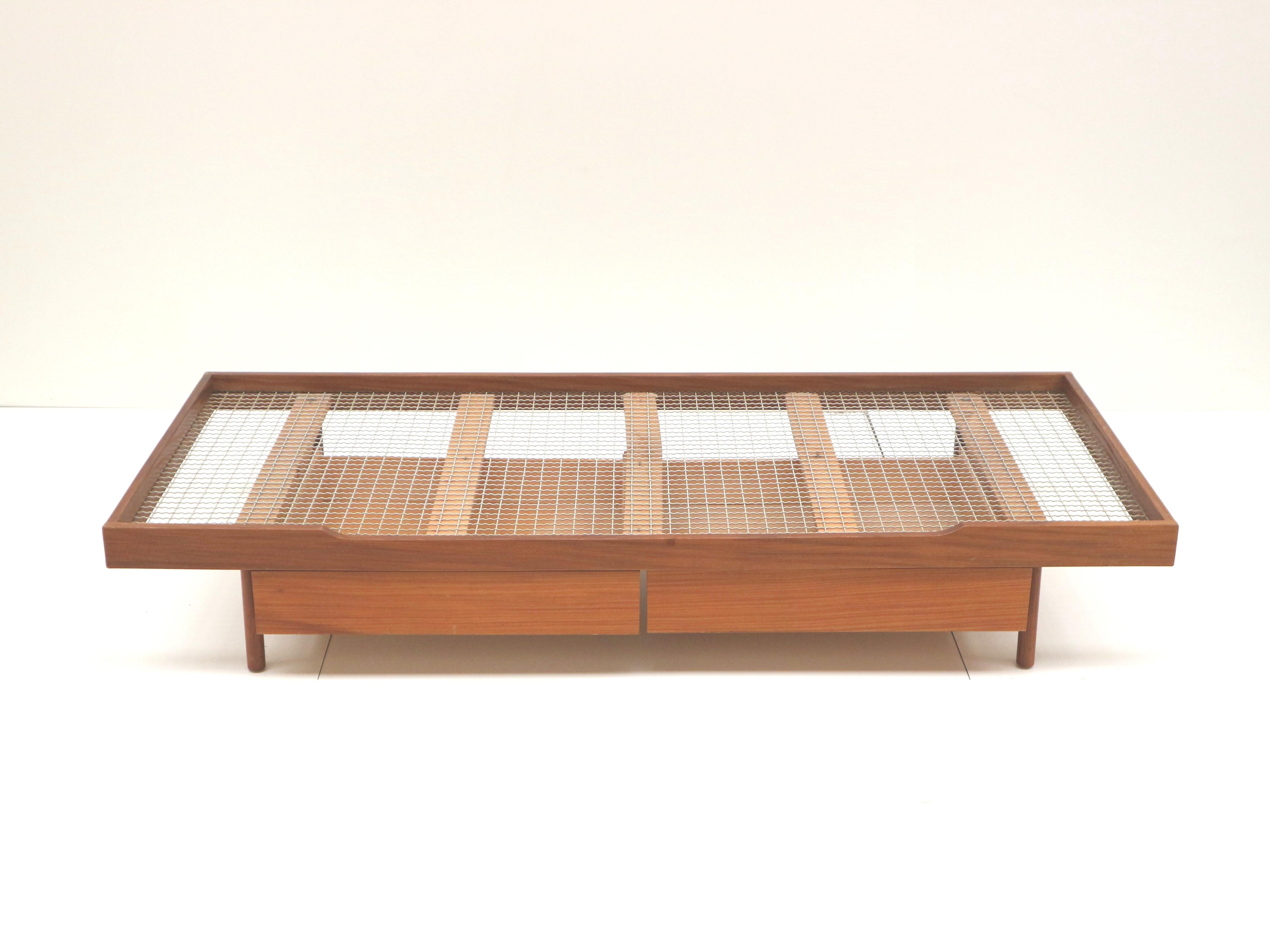Vintage teak daybed made in the 60s.

Dimensions:
Length: 193.8 cm
Depth: 84.2 cm
Height: 32.2 cm

Mattress size:
Length: 190 cm
Depth: 80 cm