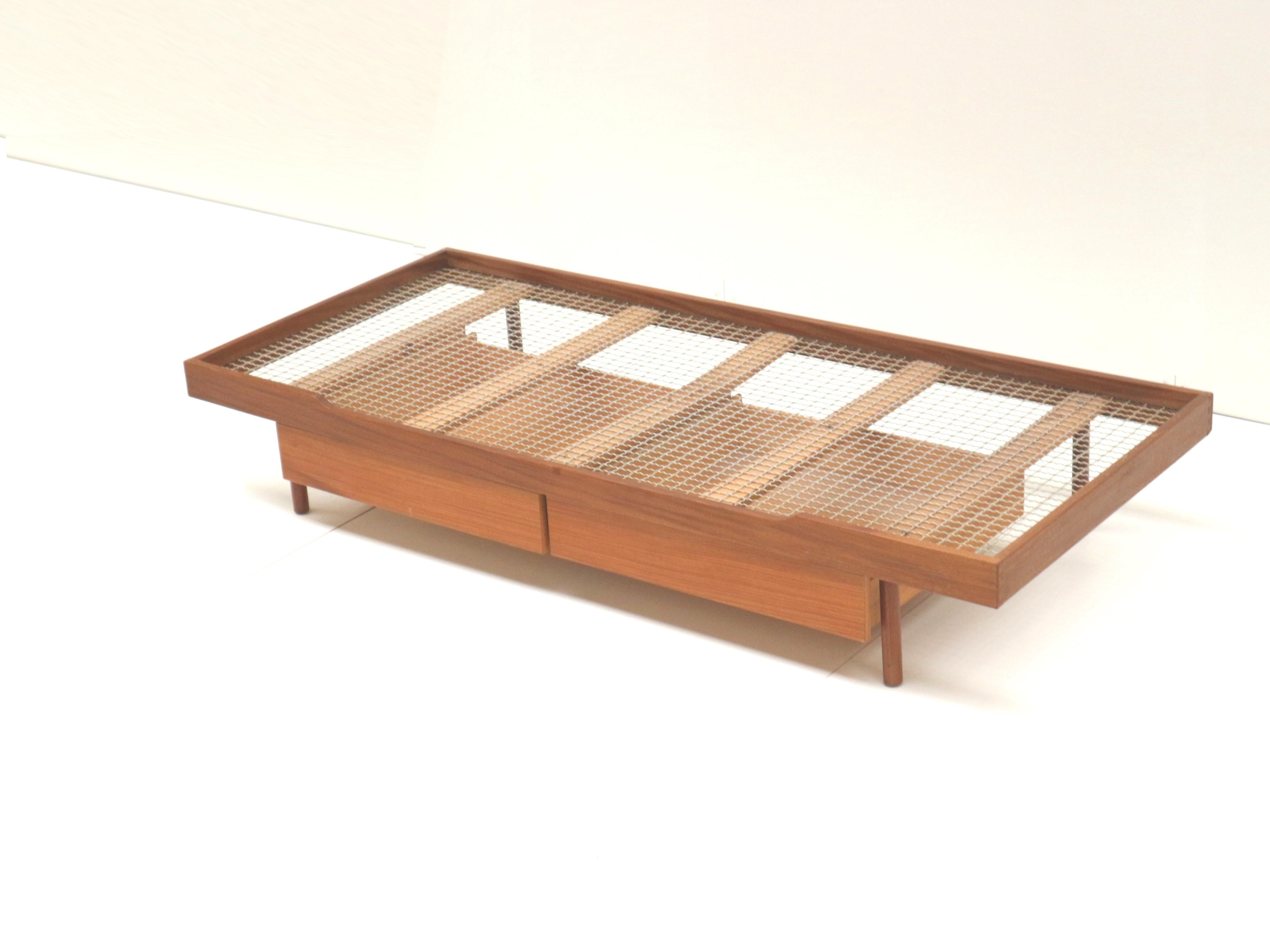 Mid-Century Modern Vintage teak daybed made in the 60s For Sale