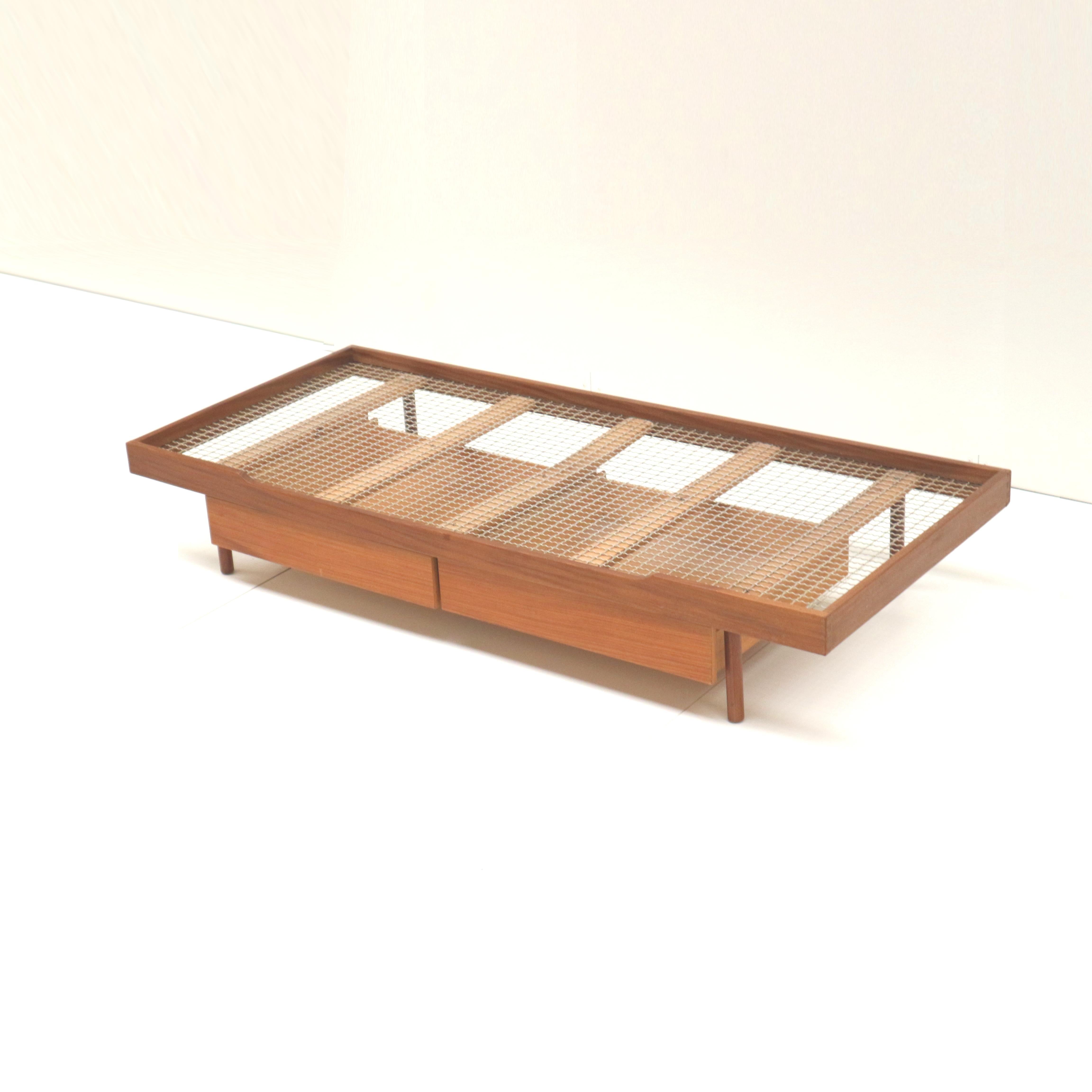 Vintage teak daybed made in the 60s For Sale 1