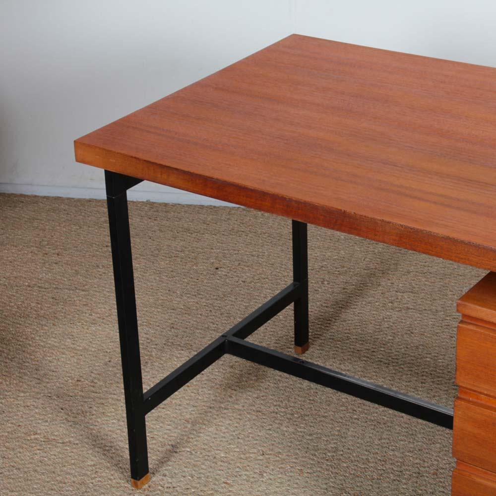 Vintage teak desk by Pierre Guariche, 1960s In condizioni buone in vendita a MONTESSON, FR