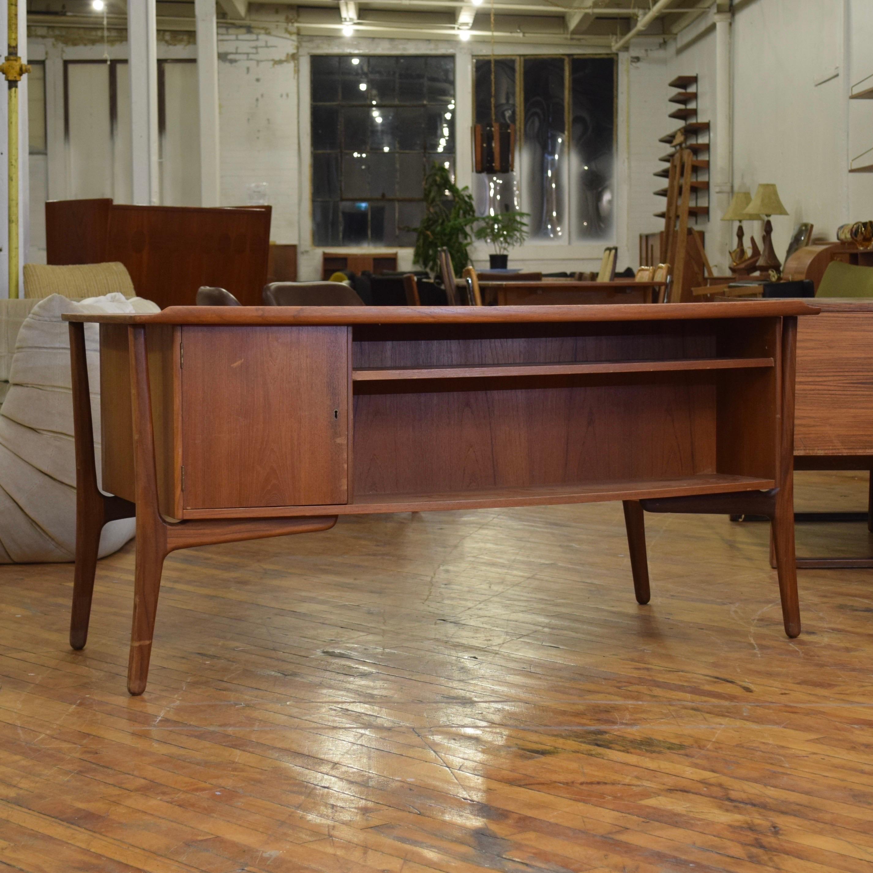 Bureau de direction conçu par Svend Aage Madsen pour HP Hansen, ce chef-d'œuvre en teck massif allie harmonieusement la fonctionnalité de l'espace de travail et le luxe raffiné du milieu du siècle dernier. Le bureau est doté d'une bibliothèque