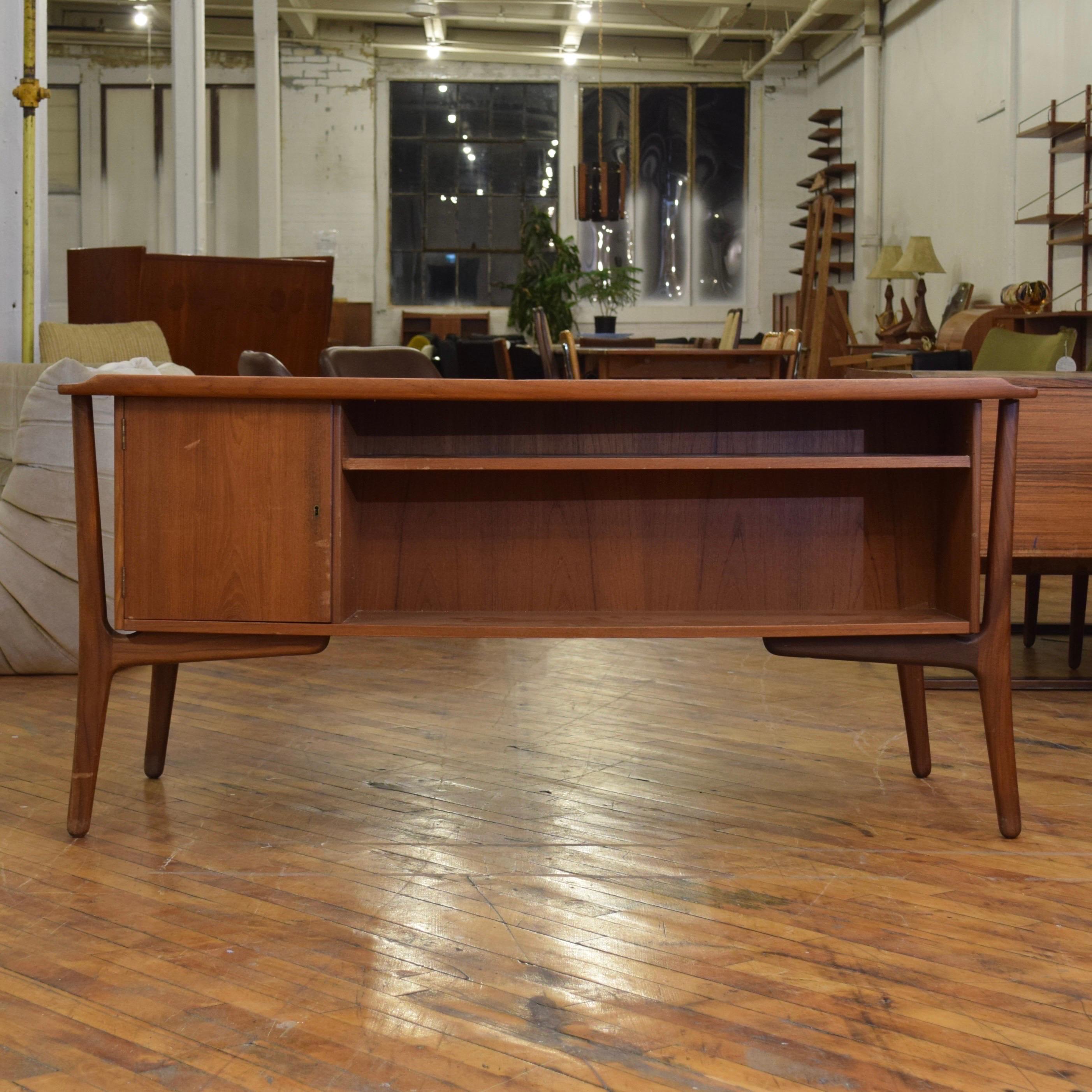 Bureau vintage en teck par Svend Aage Madsen pour Hansen Bon état - En vente à Puslinch, ON