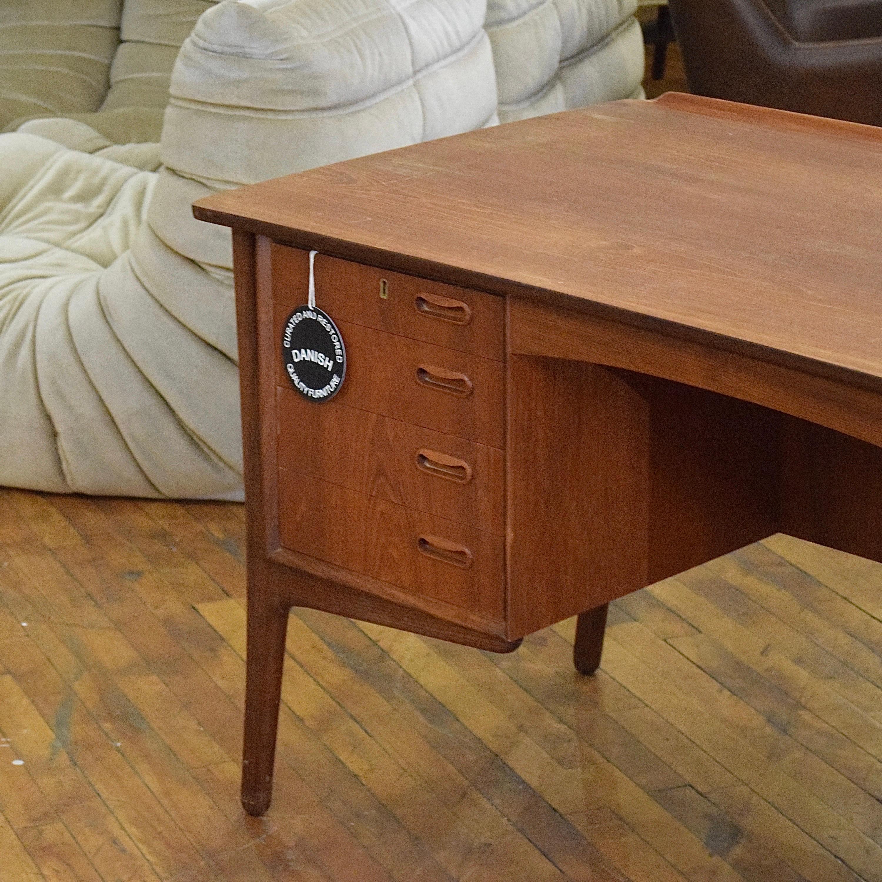 Milieu du XXe siècle Bureau vintage en teck par Svend Aage Madsen pour Hansen en vente