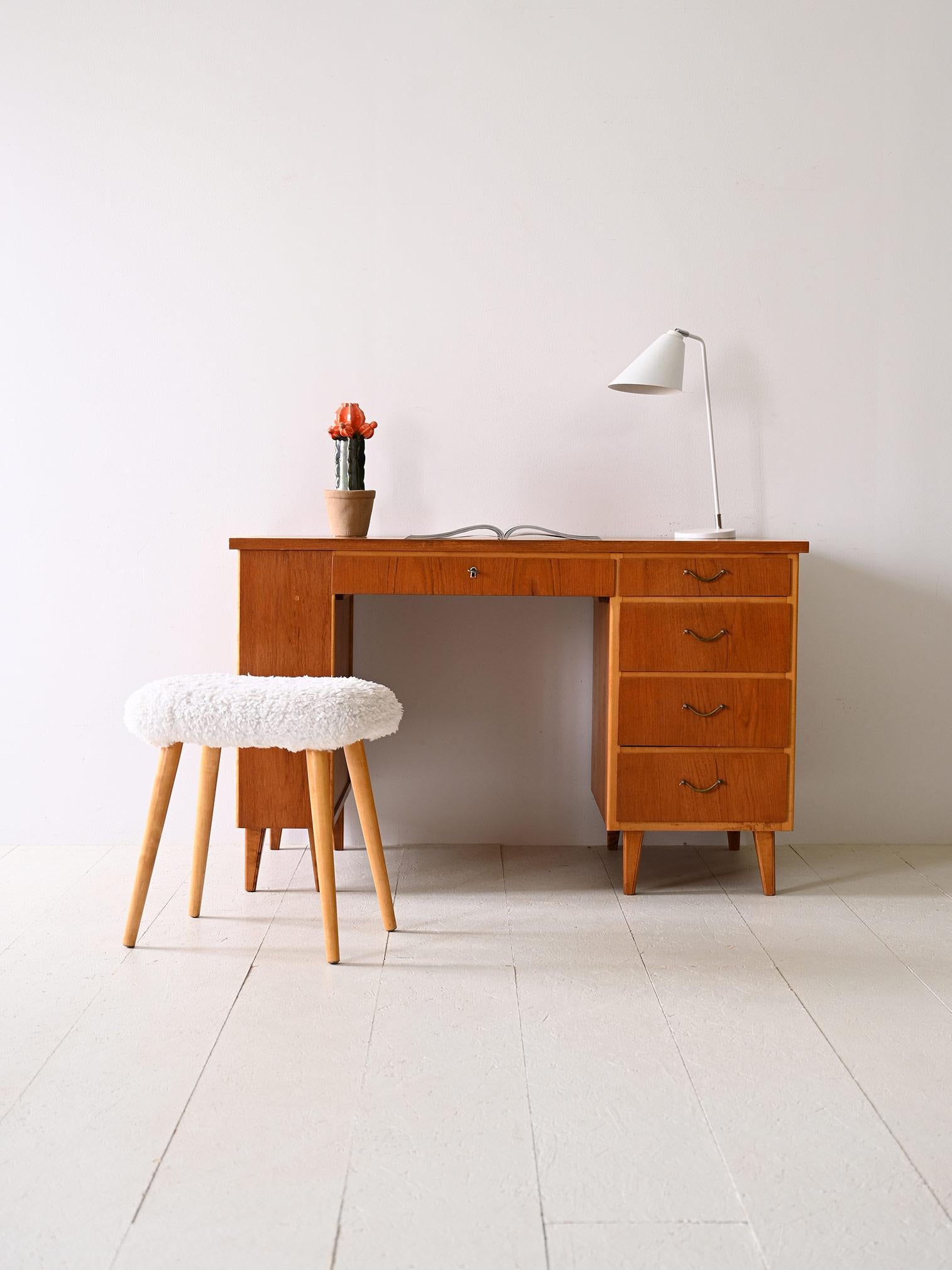 1960s teak desk with drawers and lock.

An efficient desk with square, regular lines, made of teak with a distinctive Nordic style. The four side drawers on the right, with elegant metal handles, provide ample storage space for organizing documents