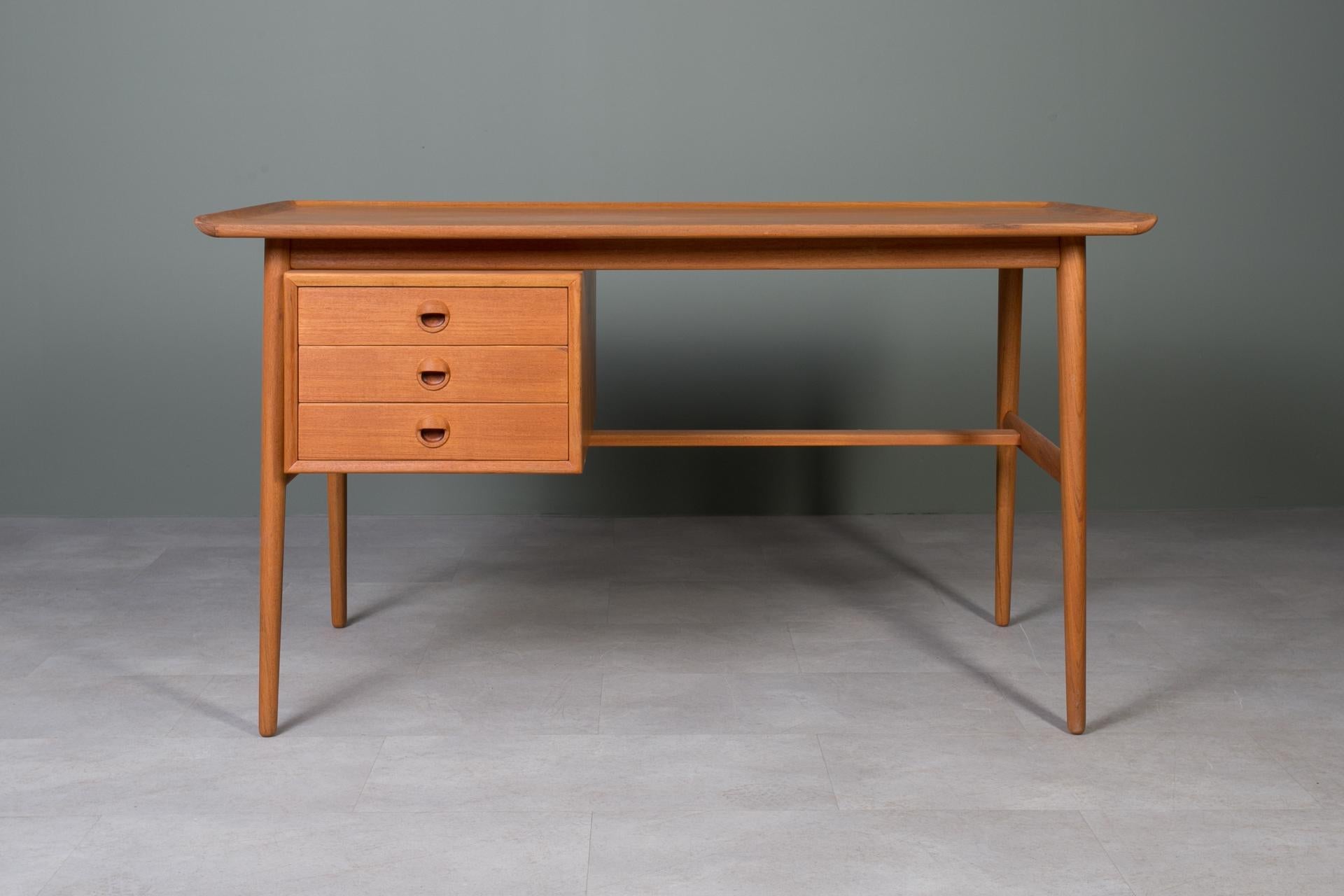 Este magnífico escritorio es un gran ejemplo del diseño escandinavo en su máxima expresión: sencillo en su forma pero muy funcional, fabricado con materiales de alta calidad y gran atención a los detalles.

De forma minimalista y tamaño compacto,