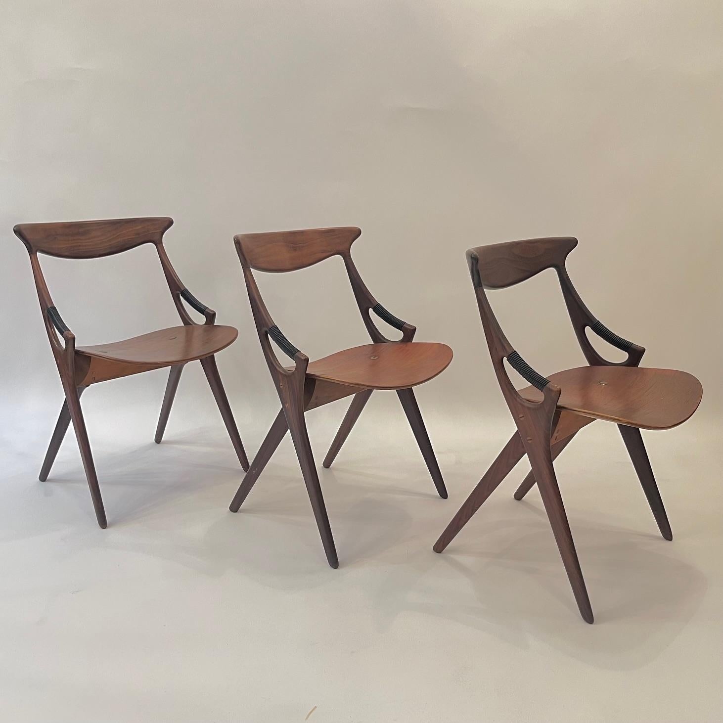 Original vintage teak danish dining chair by Arne Hovmand-Olsen produced by Mogens Kold in Denmark ca. 1950s
Price per chair. 3 chairs available.

L 50 x D 53 x H 76 cm /  Seat H 43