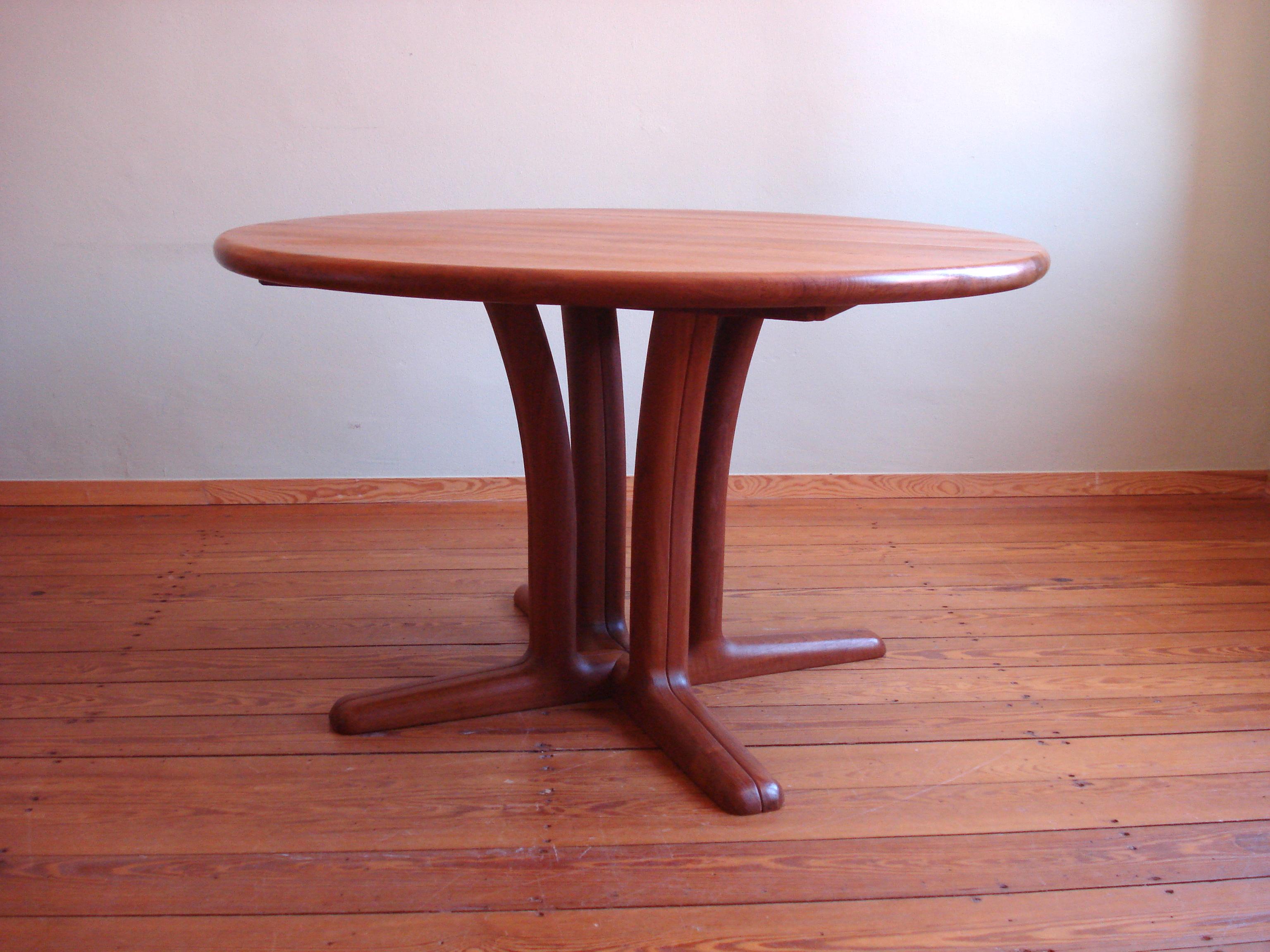 Stunning mid century oval danish extension dining table with two leaves, made out of solid teak wood.
The table comes with two separate elements / leaves, each 50 cm, so the table can be adjusted to a length of 170 and (maximum) 220 cm as well.