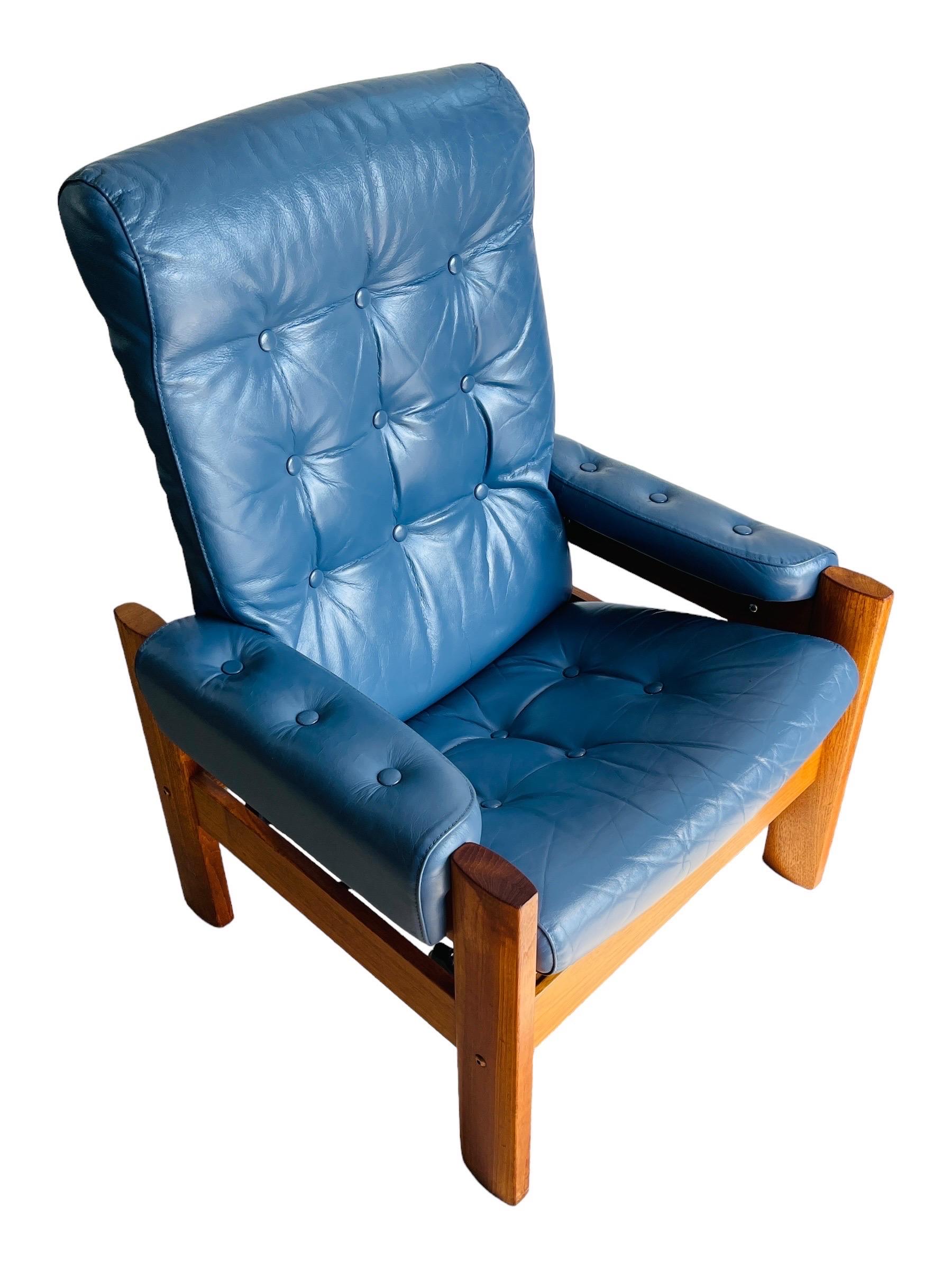 Check out this super cool chair by #Ekornes ! It’s got a sleek teak frame and this amazing bluish leather that seems to change shades depending on the light—sometimes dark, sometimes light, always awesome. The tufted leather seats, arms, and