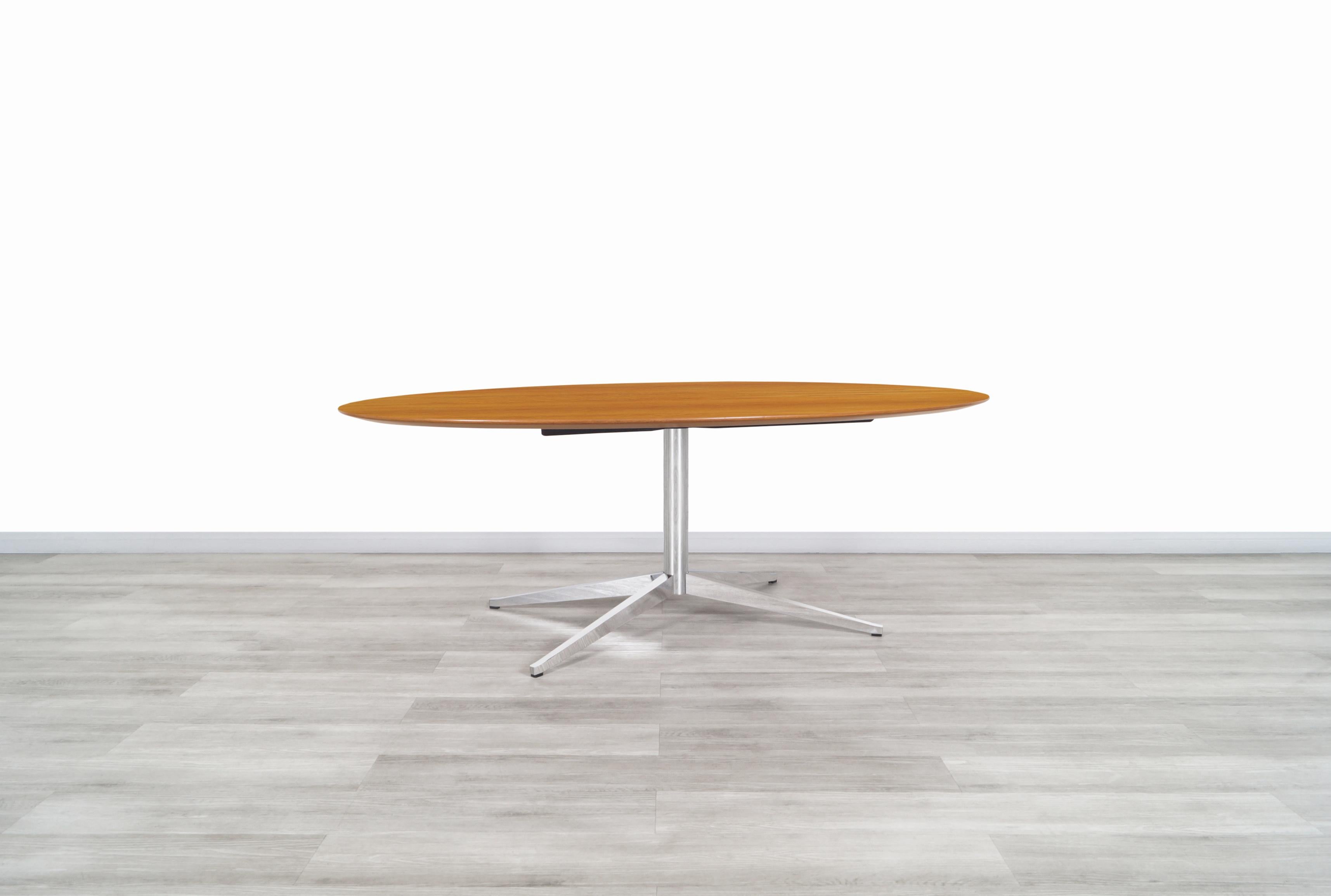 Amazing vintage executive desk designed by Florence Knoll for Knoll International in the United States, circa 1960s. The design of this table stands out for its great versatility since it can be used as a desk, dining table, or conference table,
