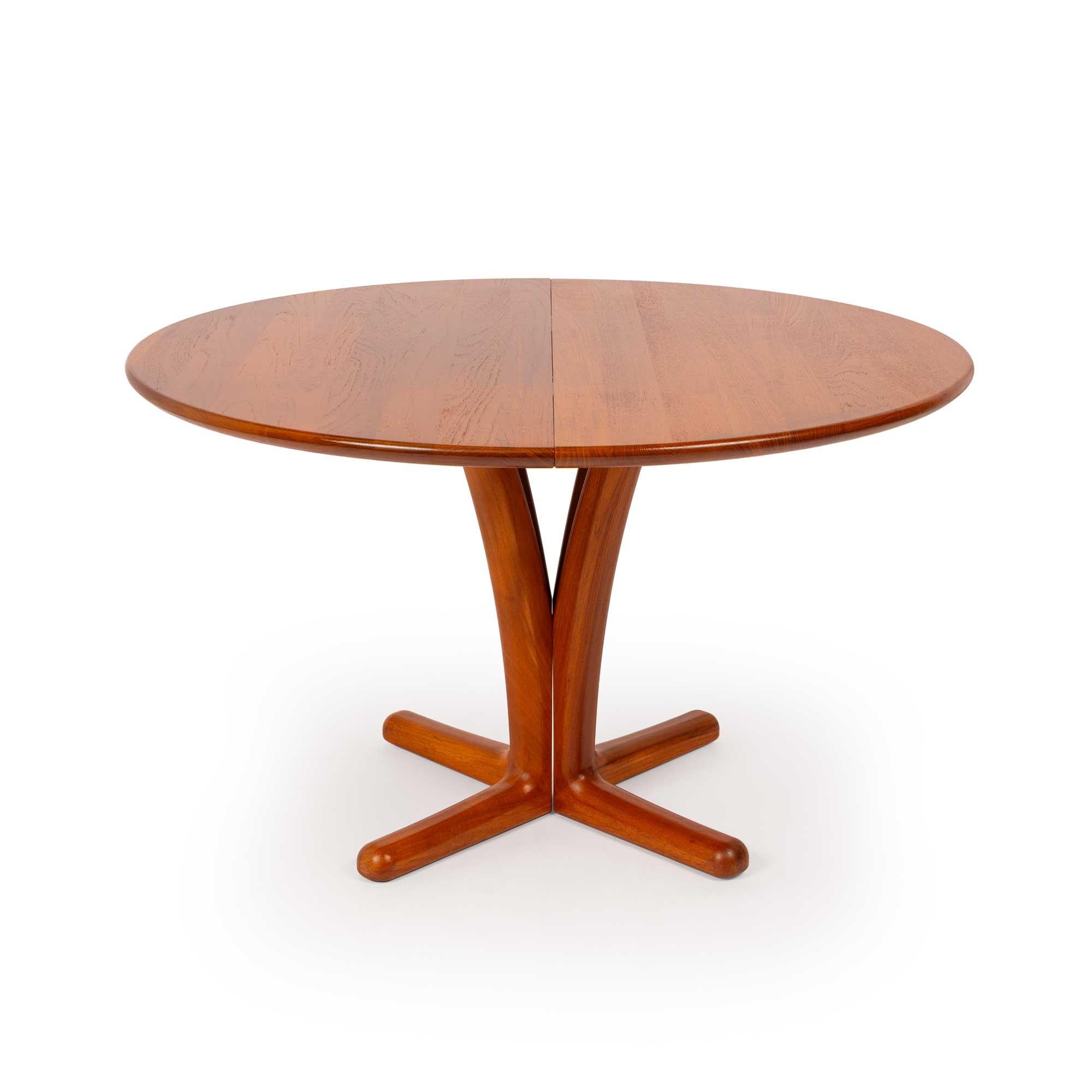 Découvrez un pan de l'histoire du design danois avec cette exceptionnelle table de salle à manger Mid-Century Modern du célèbre fabricant Dyrlund. Fabriquée au Danemark dans les années 1960, cette table emblématique témoigne d'un design, d'une