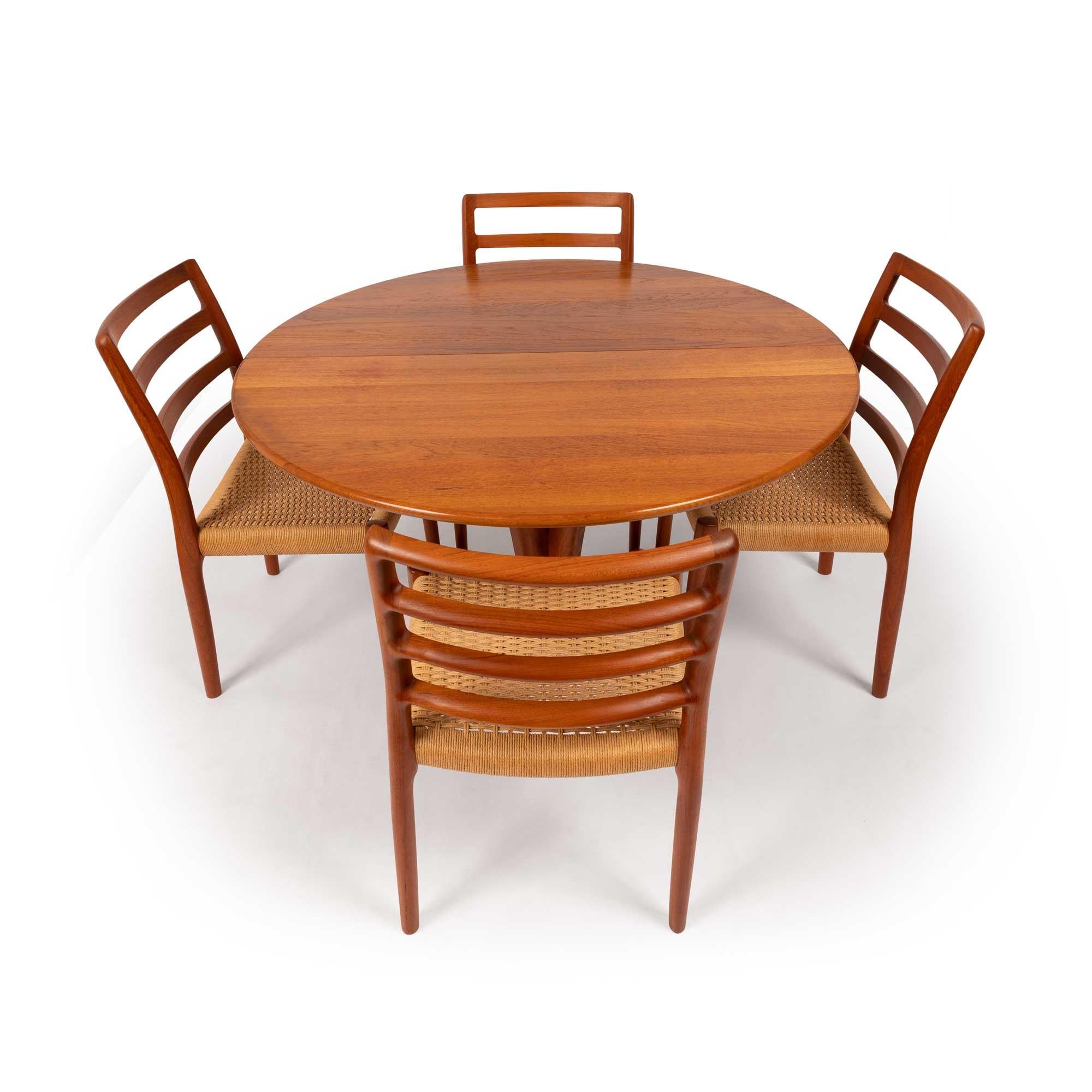 20ième siècle Table à manger extensible en teck vintage par Dyrlund en vente