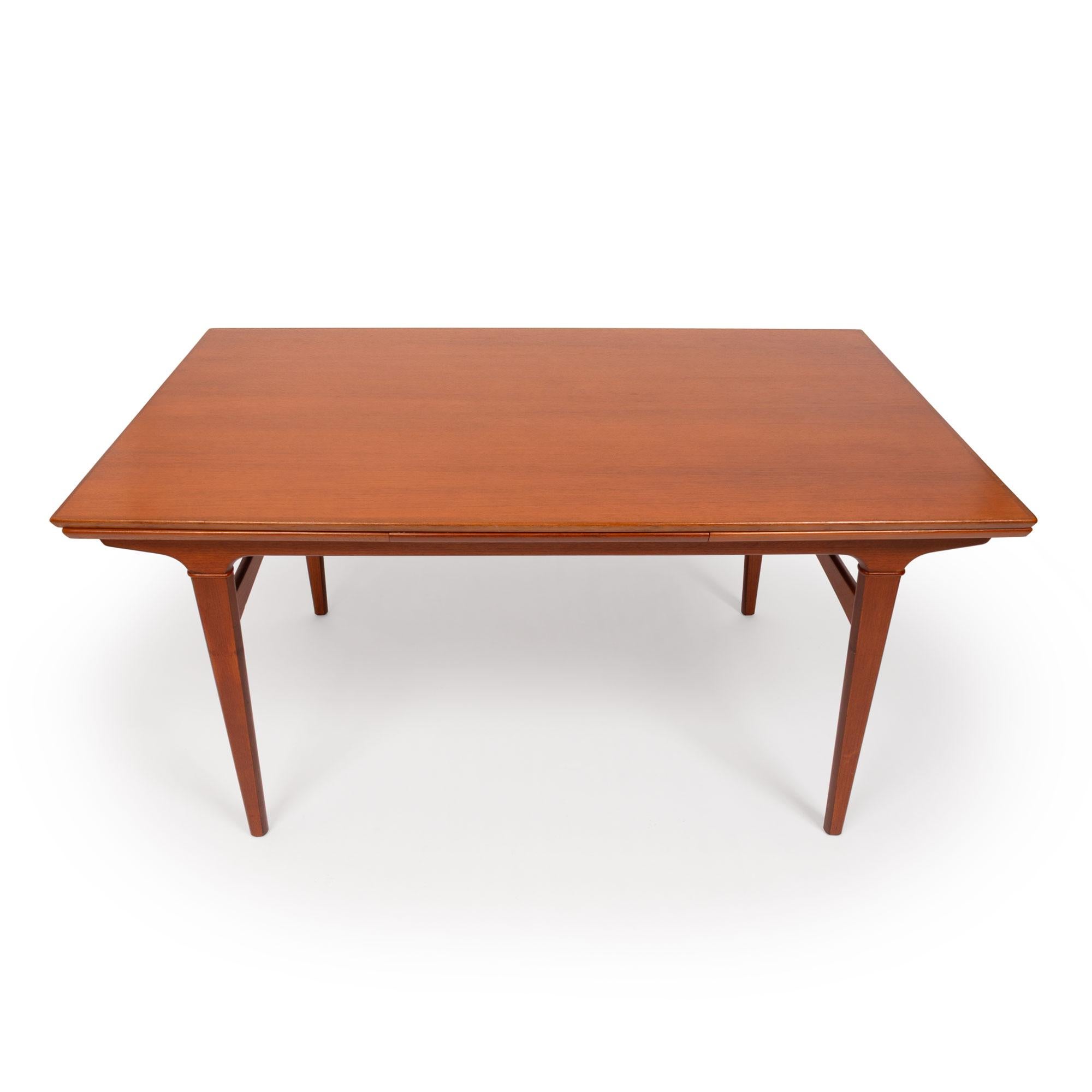 Cette exquise table de salle à manger extensible en teck moderne danois a été conçue par Knud Nielsen pour Møbelfabrik Løsning dans les années 1960. Superbe exemple de design scandinave fonctionnel, il présente des lignes épurées, des bords