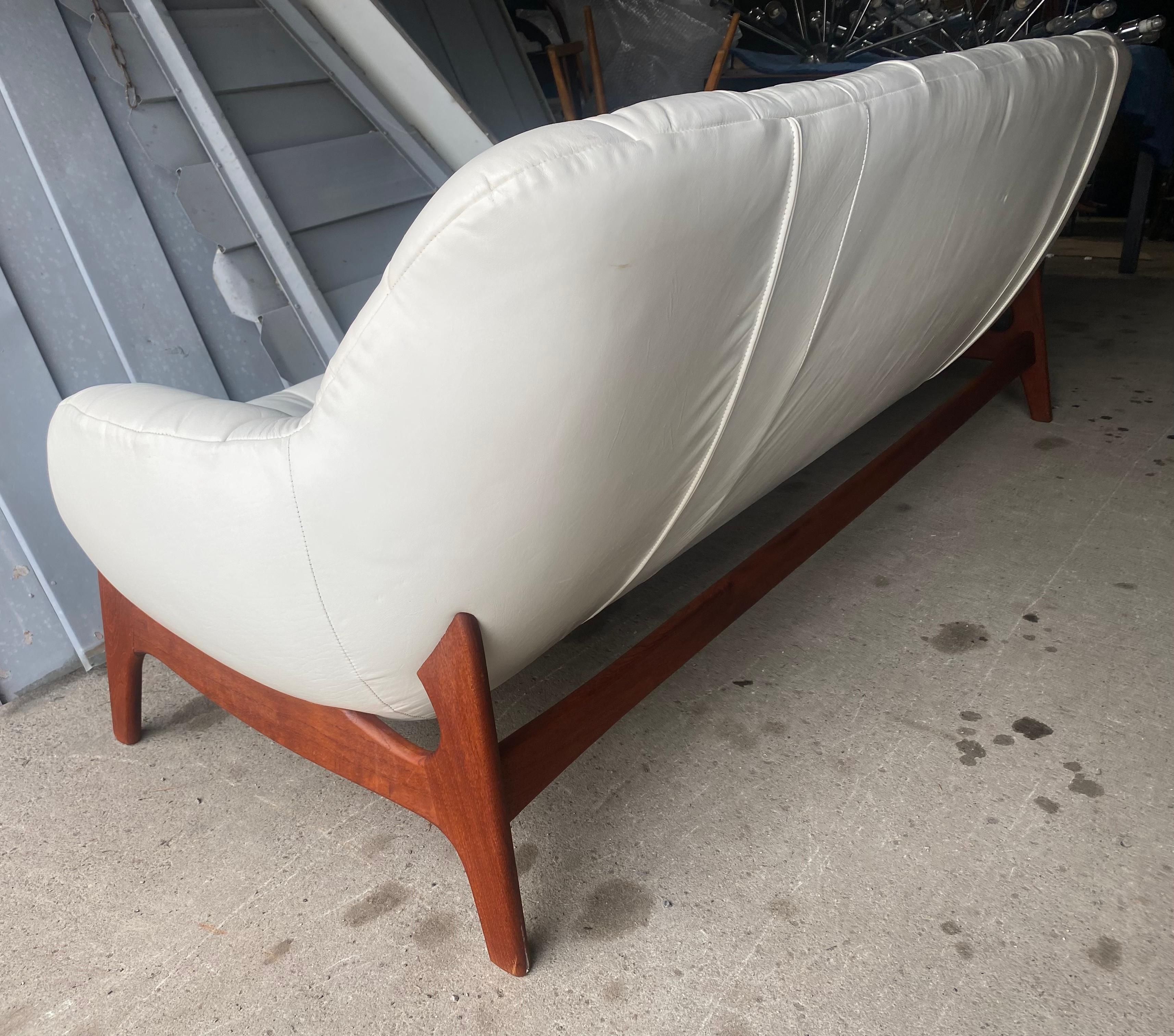 Vintage teak floating egg sofa by R. Huber & Co.,,rare tufted white leather ,,
In the world of Mid Century Design,,R.Huber stands out as Canada's hottest companies right now, Their 