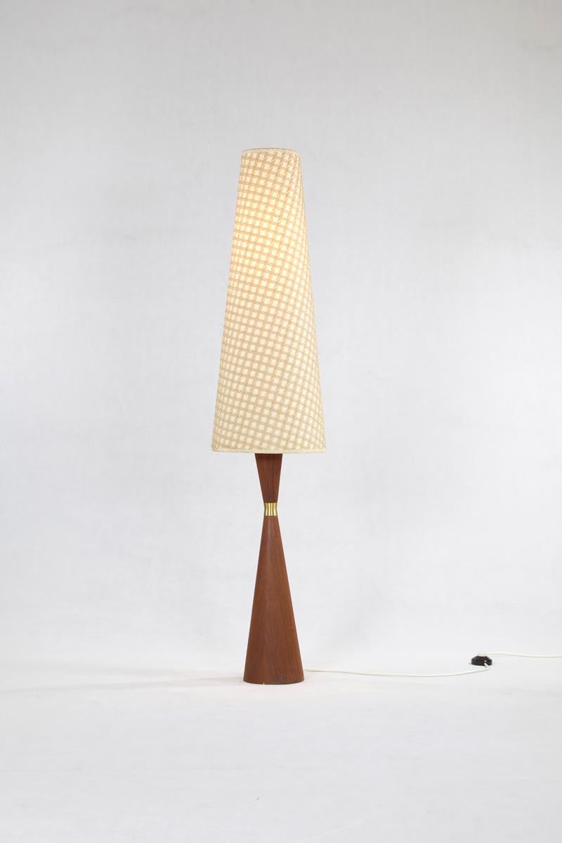 Vintage teak floor lamp with wool shade from the 1960s.
Design: PARKER KNOLL, Denmark.