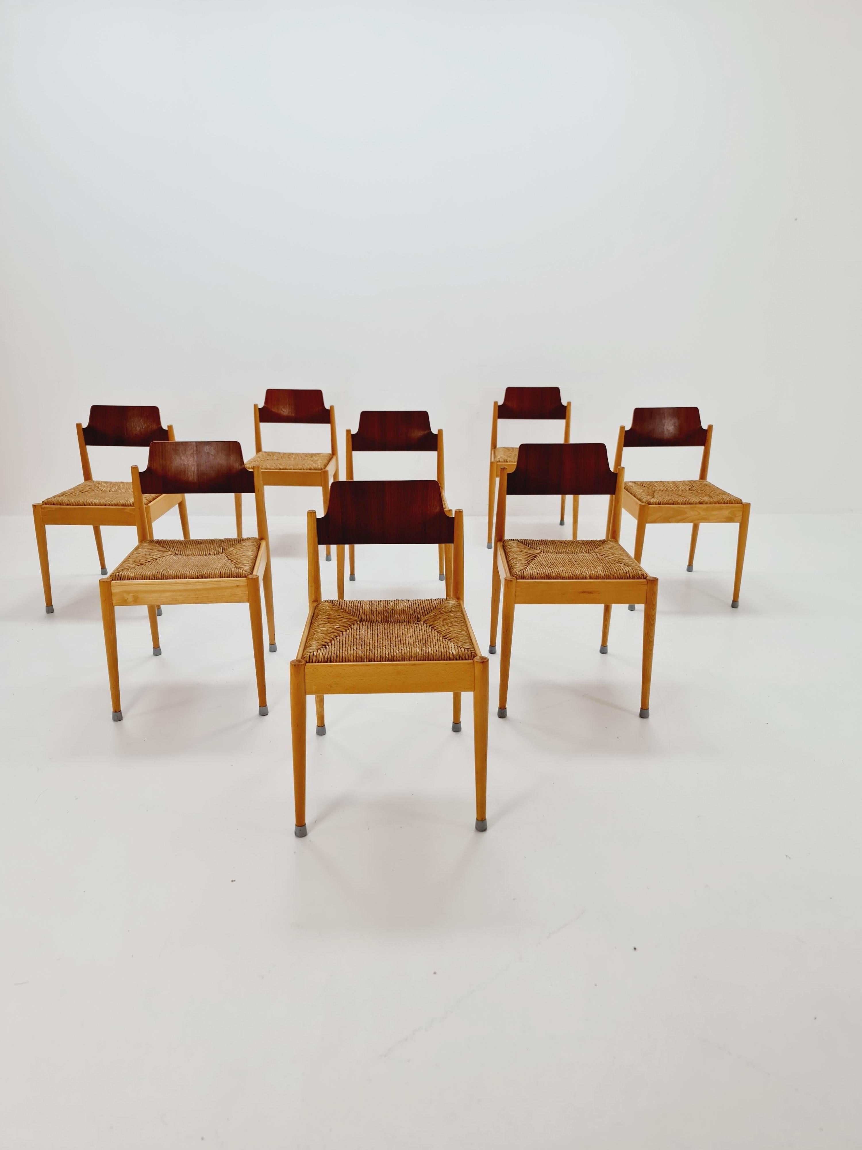 1 di 8 sedie da pranzo tedesche in teak vintage di Egon Eiermann per Wilde + Spieth  , 1950s, 
Modello SE19 
I telai delle sedie sono realizzati in faggio e teak massiccio, in buone condizioni d'epoca; tuttavia, come per tutti gli oggetti d'epoca, è