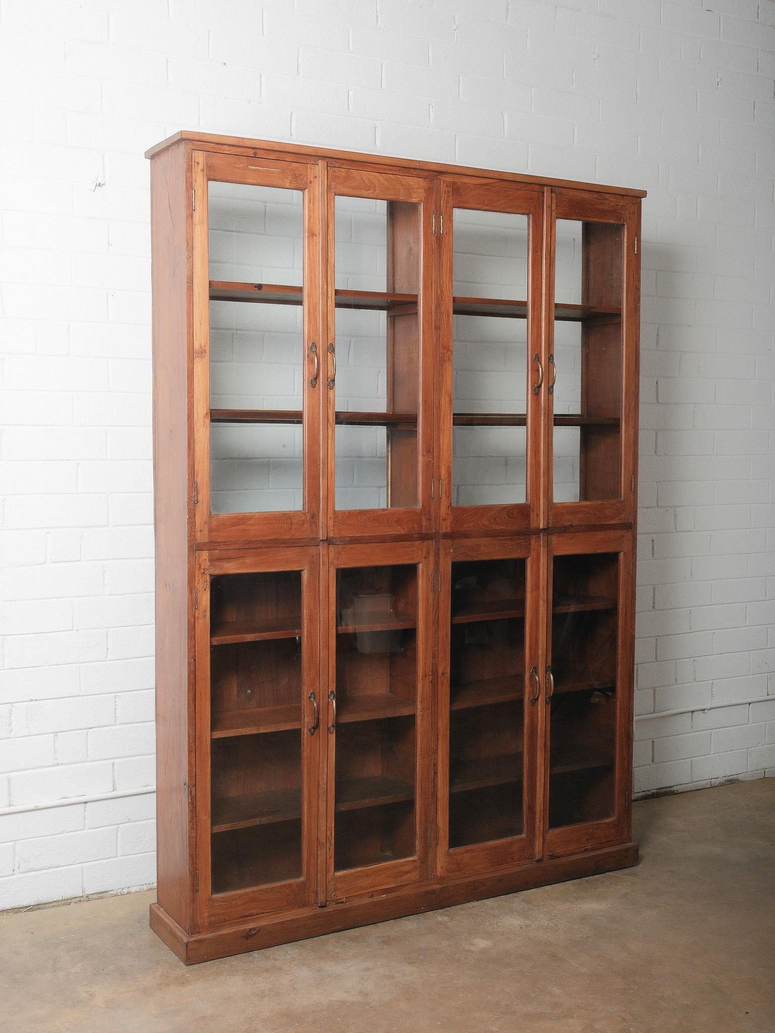 Rustico Vetrinetta vintage in teak con doppia anta in vendita