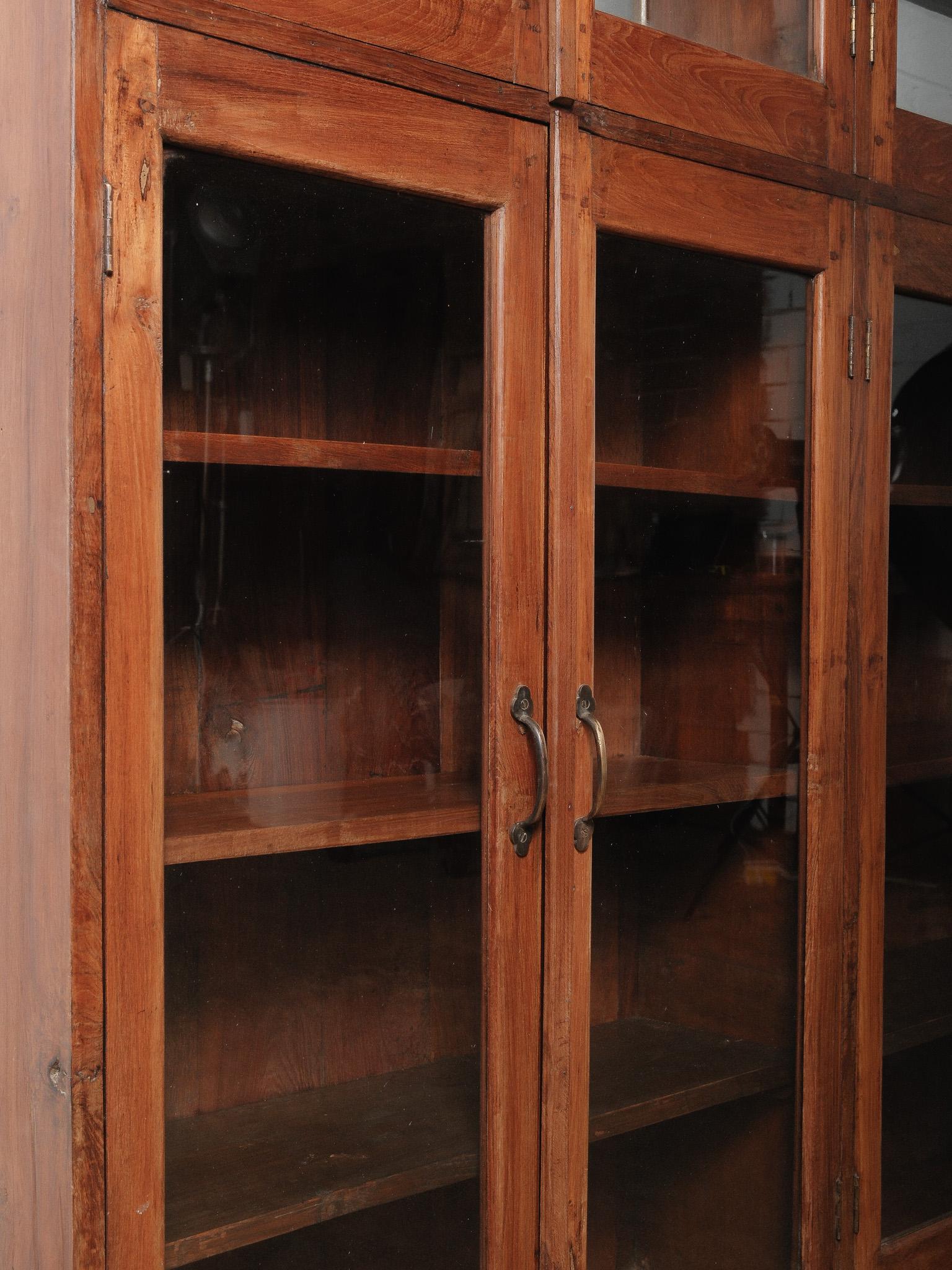 Indiano Vetrinetta vintage in teak con doppia anta in vendita