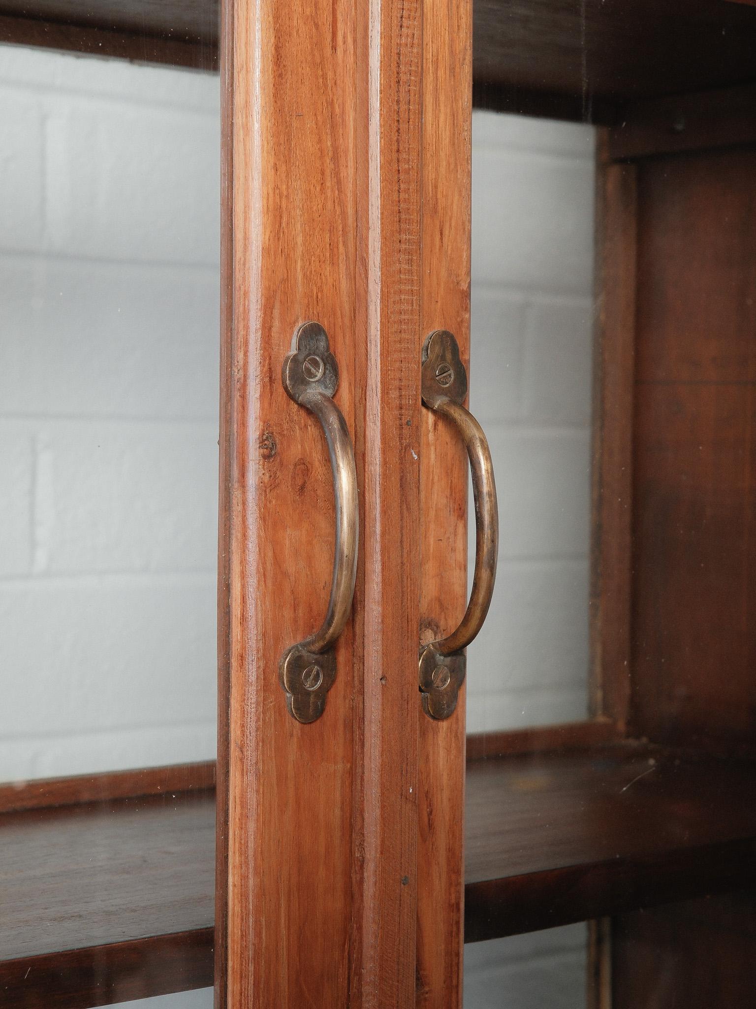 Vetrinetta vintage in teak con doppia anta In condizioni buone in vendita a High Point, NC