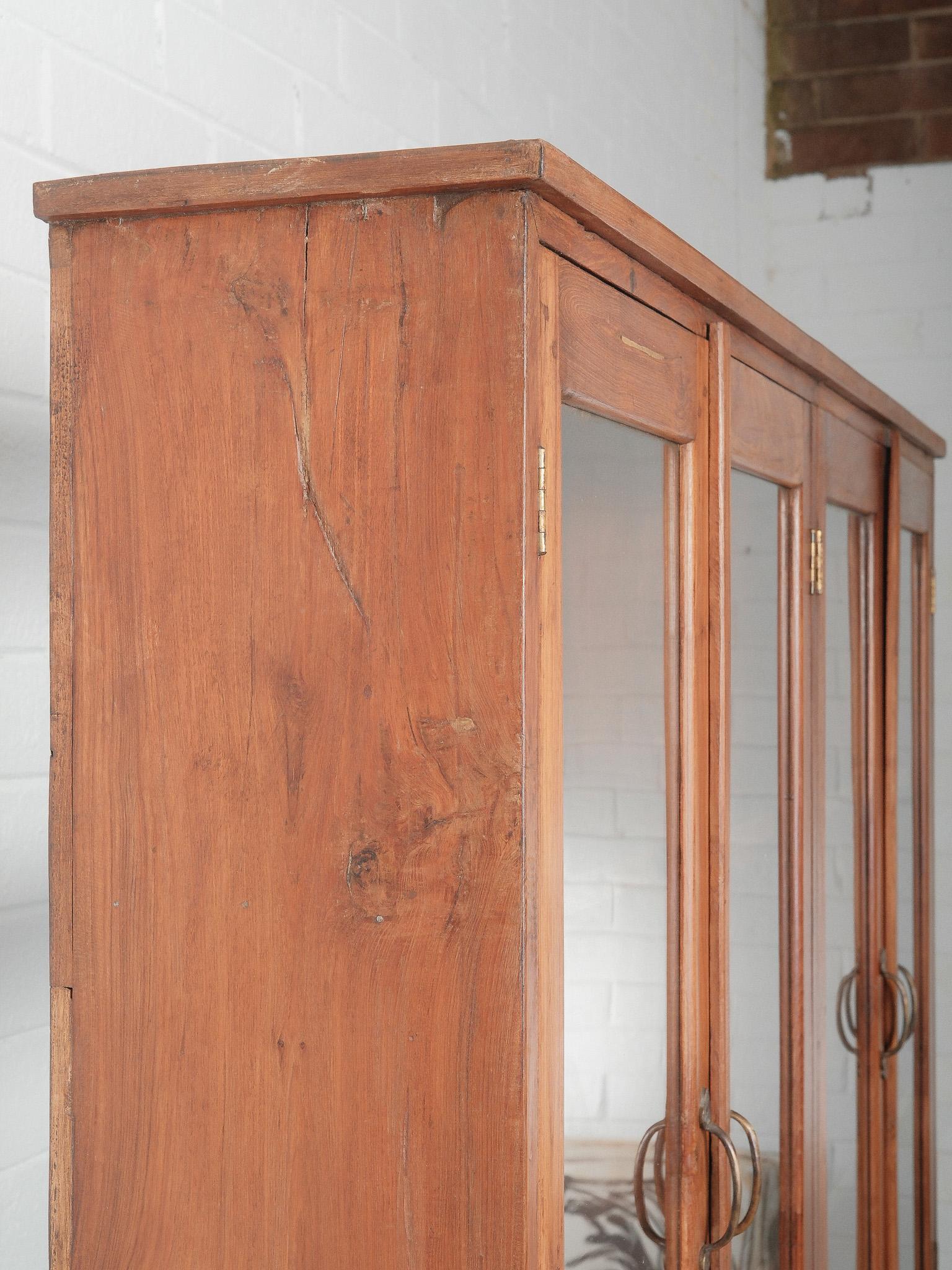 XX secolo Vetrinetta vintage in teak con doppia anta in vendita