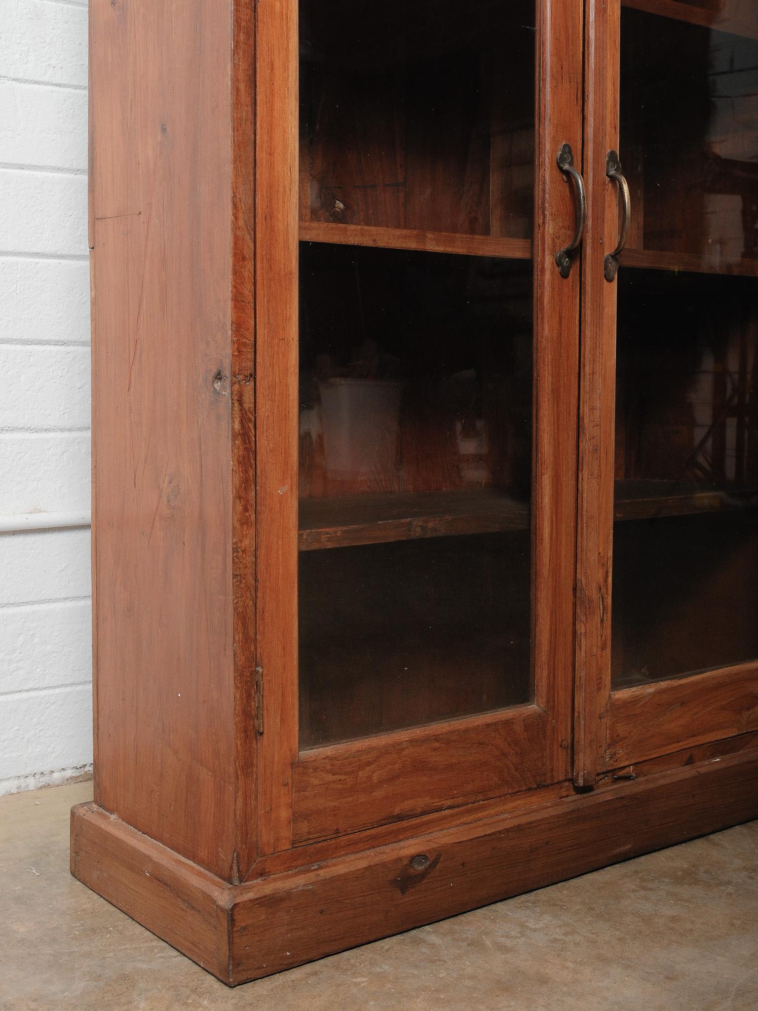 Legno Vetrinetta vintage in teak con doppia anta in vendita