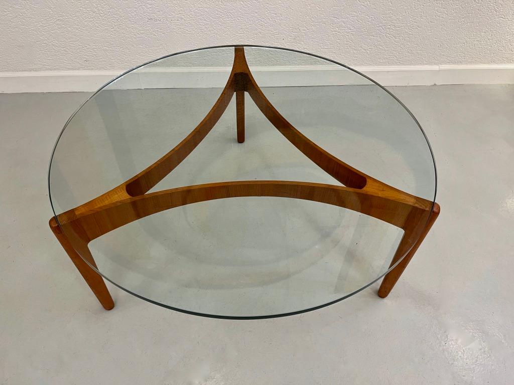 Vintage teak and thick circular glass top coffee table by Sven Ellekaer and produced by Christian Linneberg Møbelfabrik, Denmark ca. 1962
Very good condition.
D 100 x H 48 cm